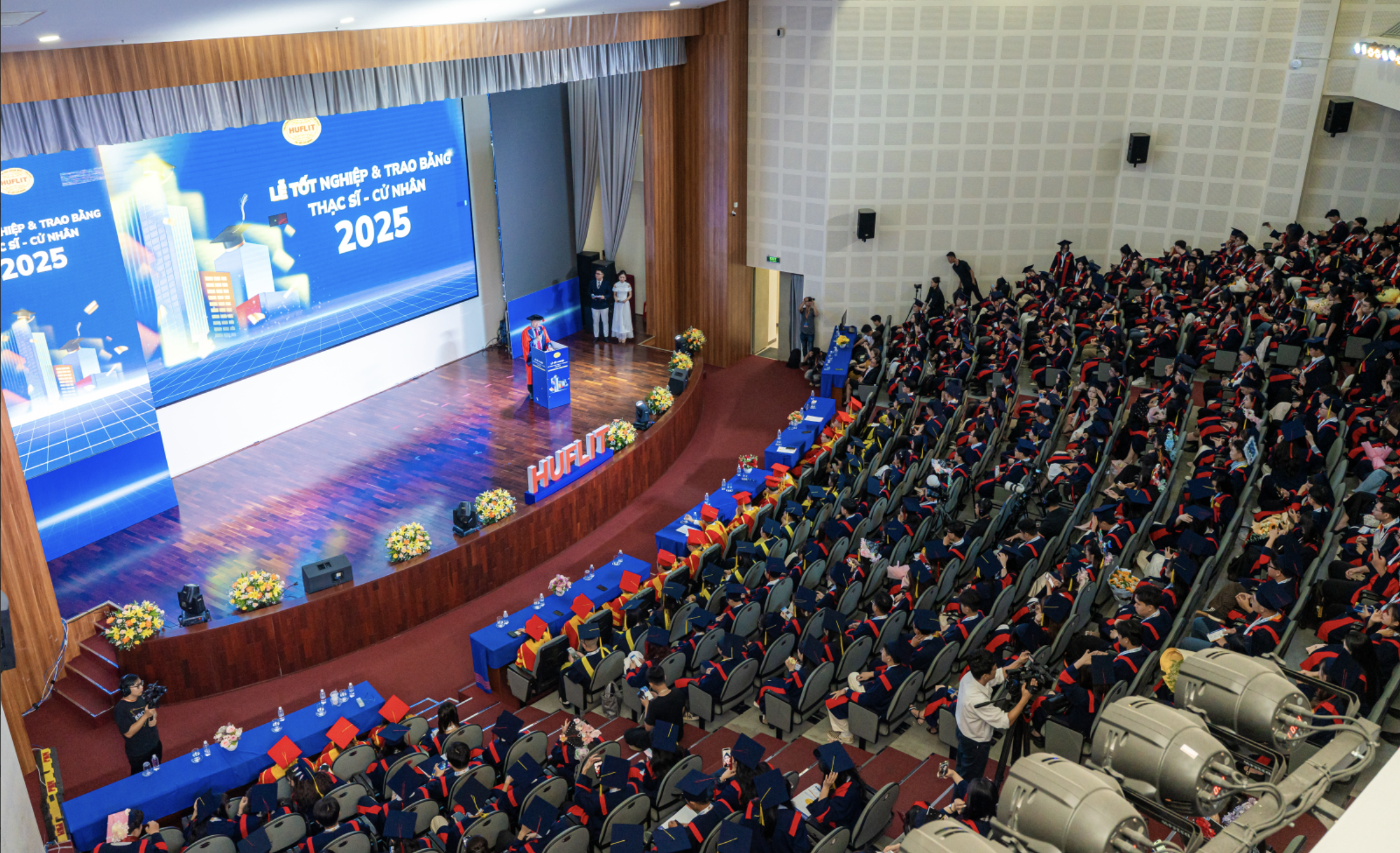 Rektorn sänder en anda av  Hiệu trưởng gửi gắm tinh thần “chính trực” tới tân cử nhân- Ảnh 2.