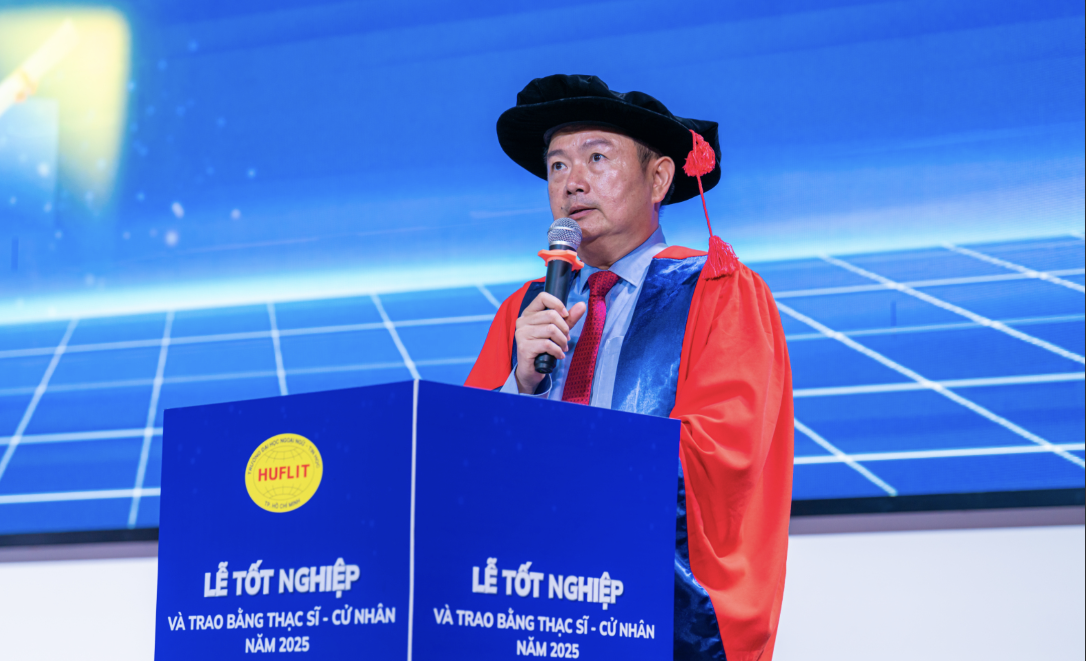 Rektorn sänder en anda av  Hiệu trưởng gửi gắm tinh thần “chính trực” tới tân cử nhân- Ảnh 1.