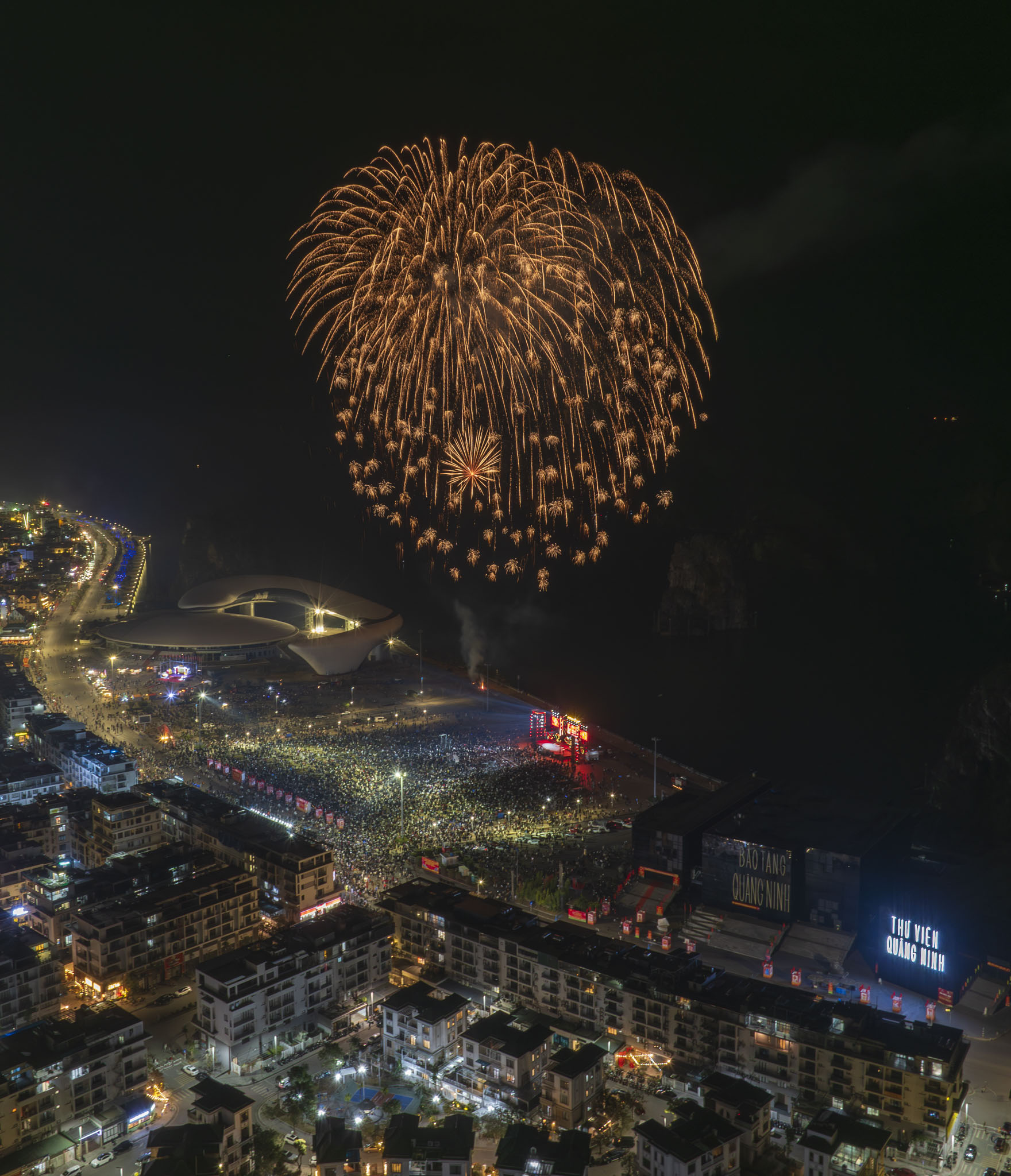 “ງານລ້ຽງບັ້ງໄຟດອກ” ທຸກໆທ້າຍອາທິດ ຢູ່ ຮ່າລອງ - ພາບ 2.