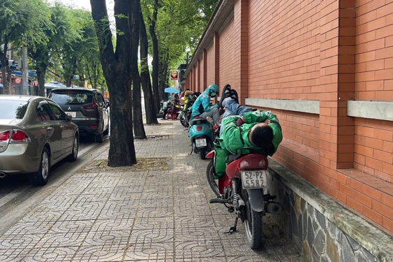 Muôn mặt nghề giao hàng (*): Những nỗi niềm sau tay lái - Ảnh 1. Muôn mặt nghề giao hàng (*): Những nỗi niềm sau tay lái - Ảnh 1.