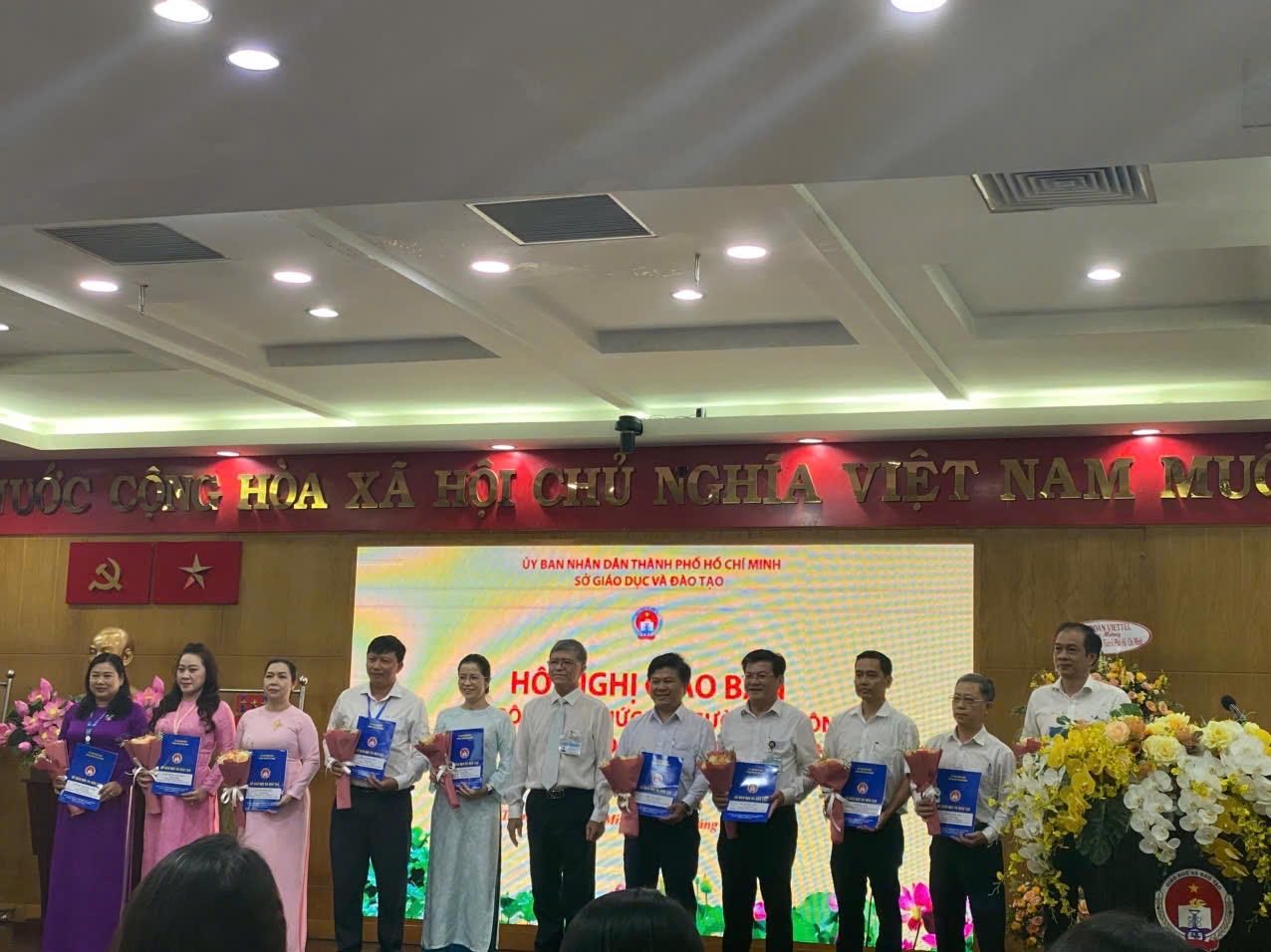 Sở GD-ĐT TP HCM công bố nhiều quyết định cán bộ sau hợp nhất - Ảnh 1. Sở GD-ĐT TP HCM công bố nhiều quyết định cán bộ sau hợp nhất - Ảnh 1.