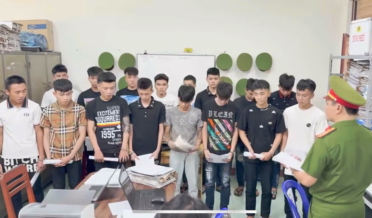 20 thanh niên làng chài vô cớ chém người, bị khởi tố- Ảnh 1. 20 thanh niên làng chài vô cớ chém người, bị khởi tố- Ảnh 1.