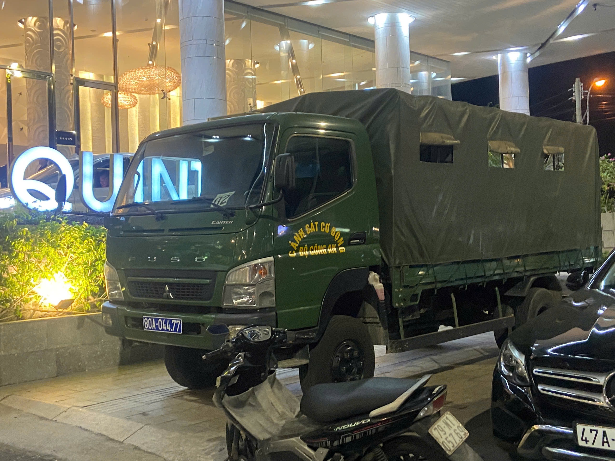 Nhiều cảnh sát phong tỏa khách sạn Quinter Nha Trang - Ảnh 3.
