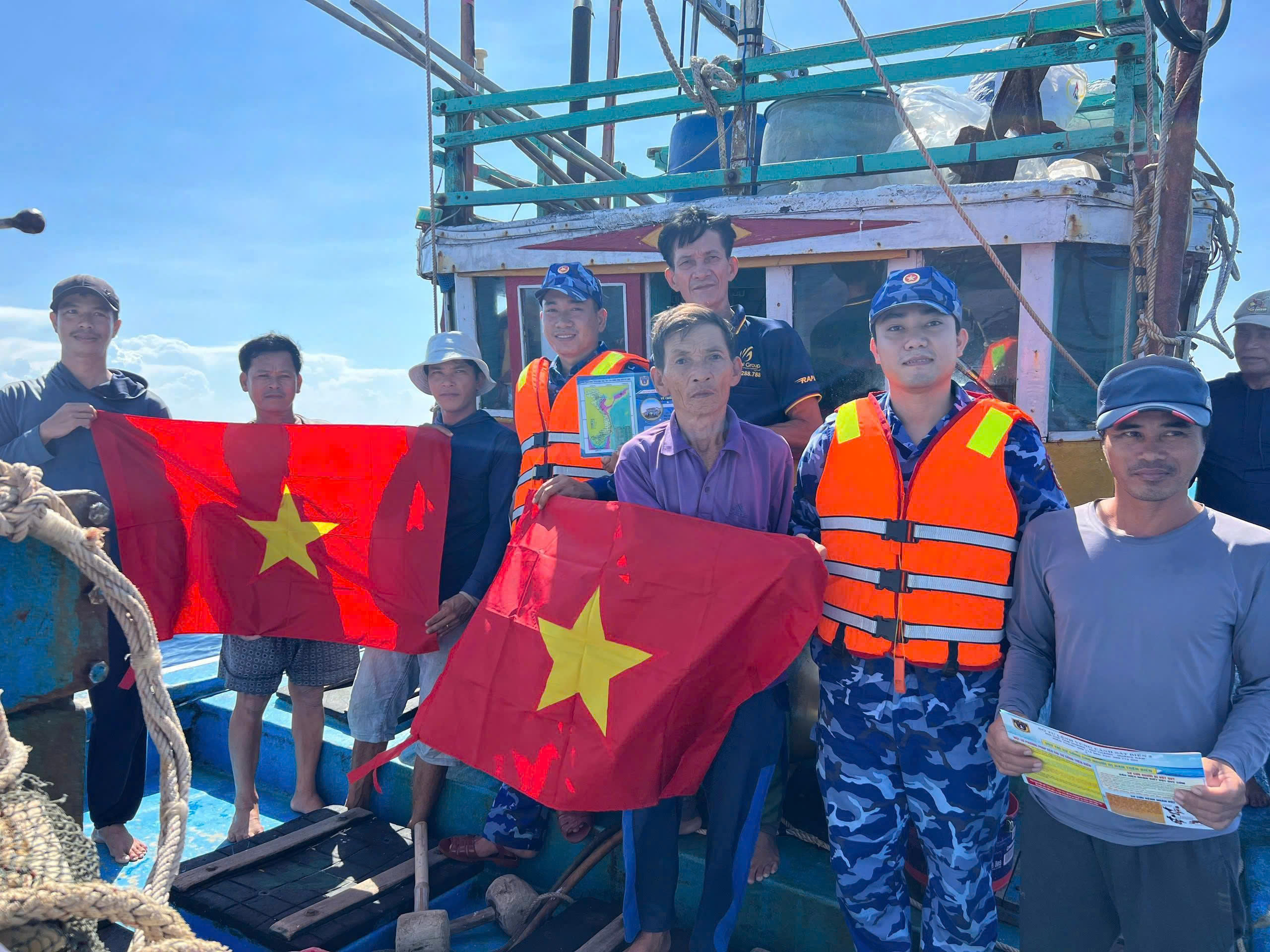 Hải đội 202 Cảnh sát biển: Lan tỏa hiệu quả công tác Dân vận - Ảnh 2.