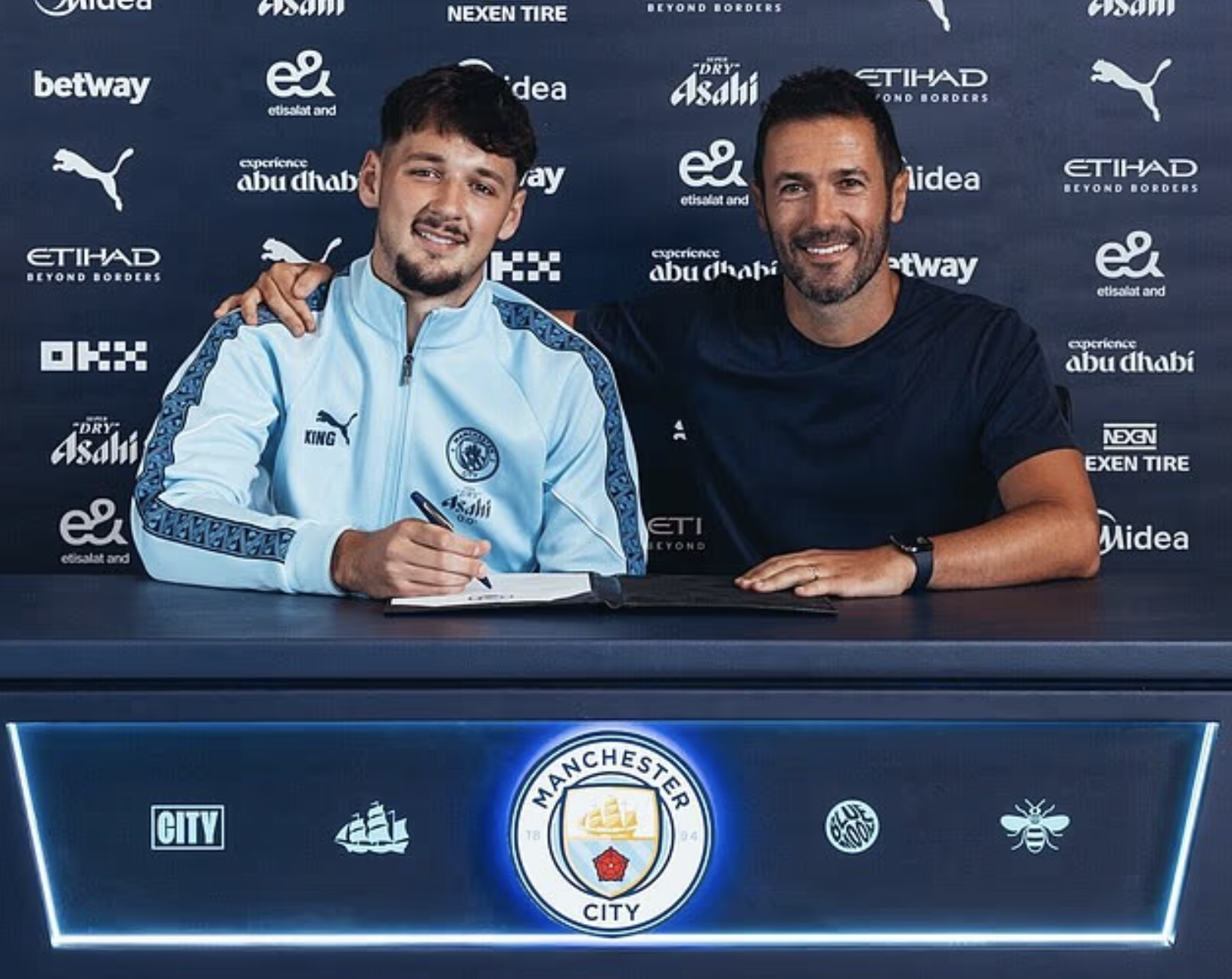 Man City rekrutterer James Trafford, Pep Guardiola setter utrolig rekord for trenere - Bilde 2. Man City chiêu mộ James Trafford, Pep Guardiola lập kỷ lục khó tin của giới cầm quân- Ảnh 2.