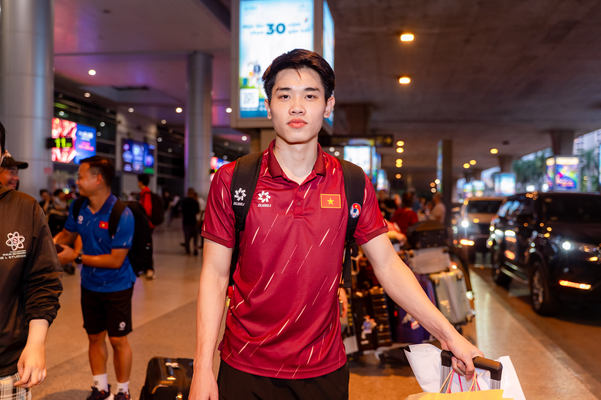 VIDEO: U23 Việt Nam tự hào trở về trong vòng tay người hâm mộ tại TP HCM - Ảnh 2.