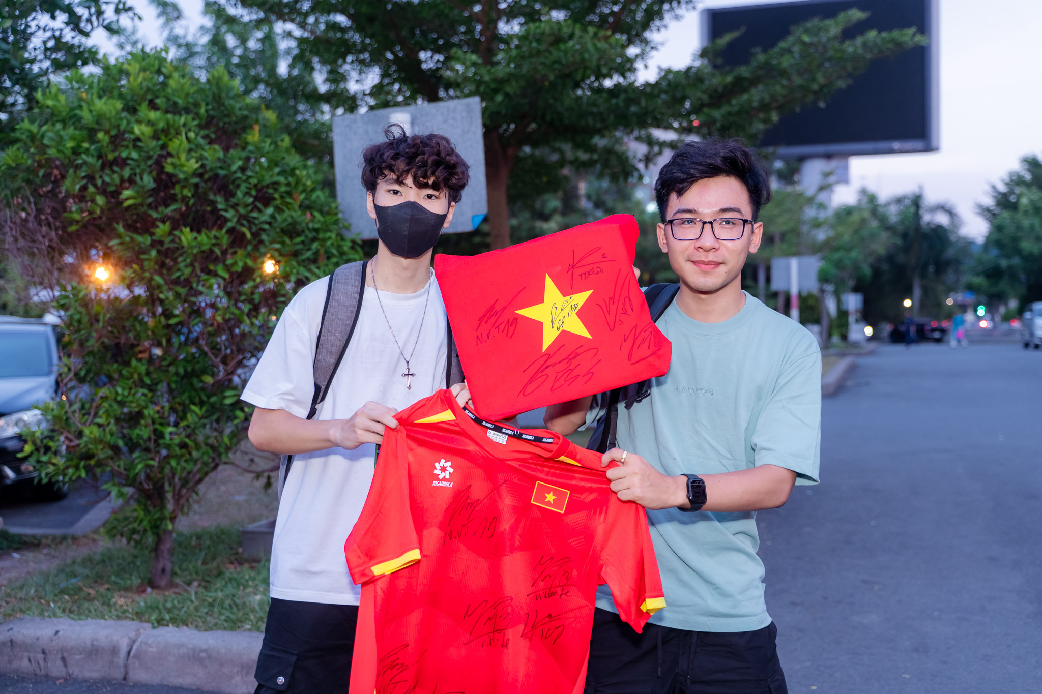 VIDEO: U23 Việt Nam tự hào trở về trong vòng tay người hâm mộ tại TP HCM - Ảnh 7.