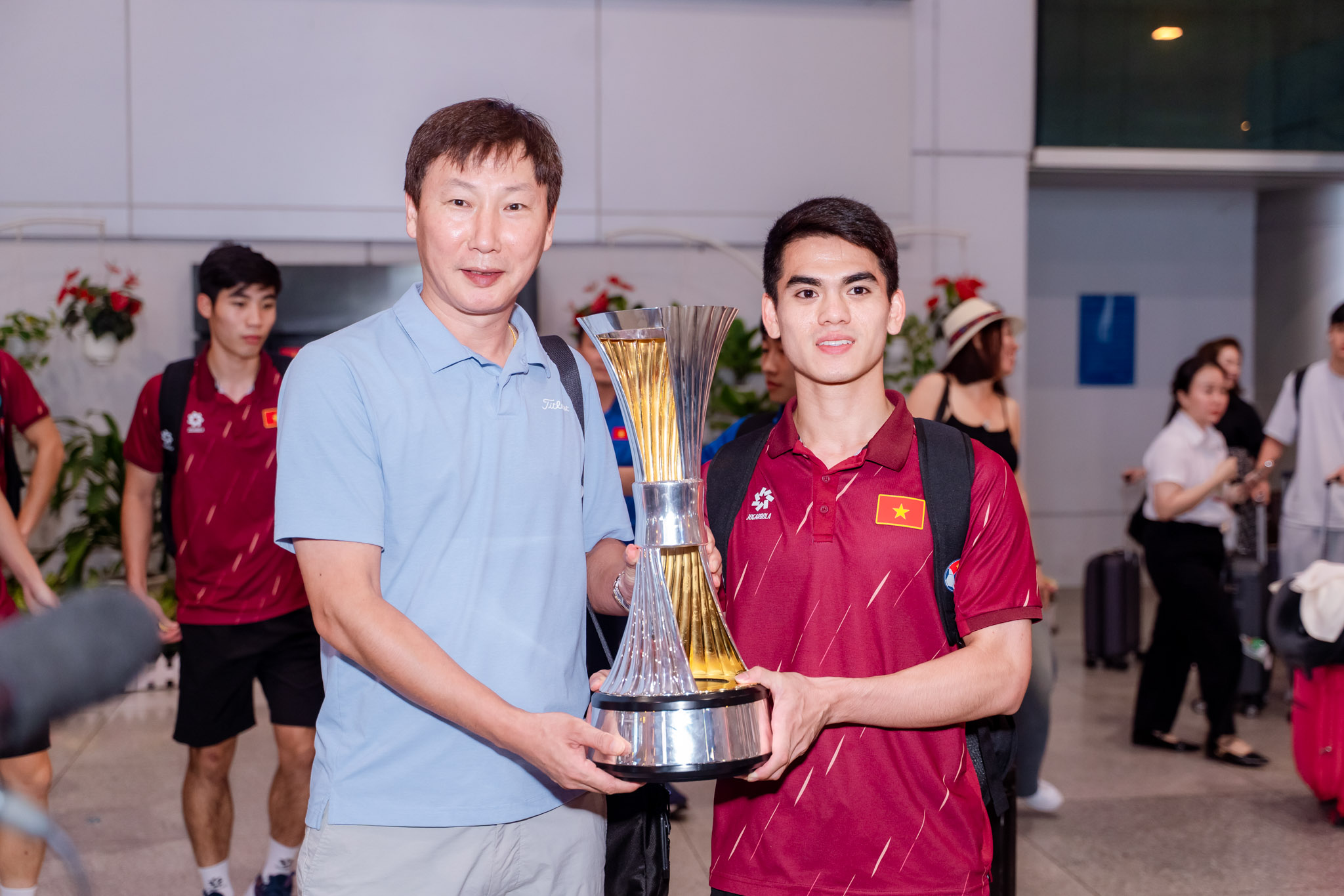 VIDEO: U23 Việt Nam tự hào trở về trong vòng tay người hâm mộ tại TP HCM - Ảnh 5.