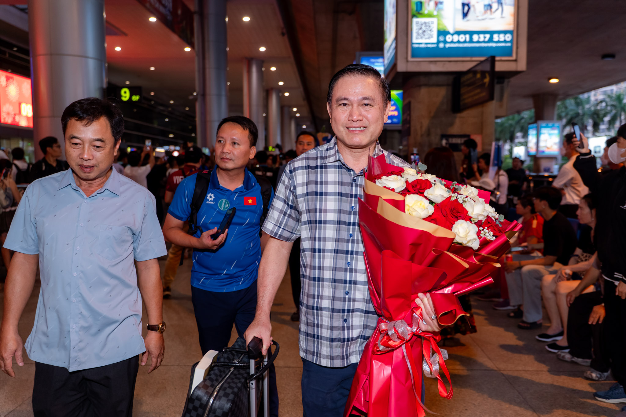 VIDEO: U23 Việt Nam tự hào trở về trong vòng tay người hâm mộ tại TP HCM - Ảnh 4.
