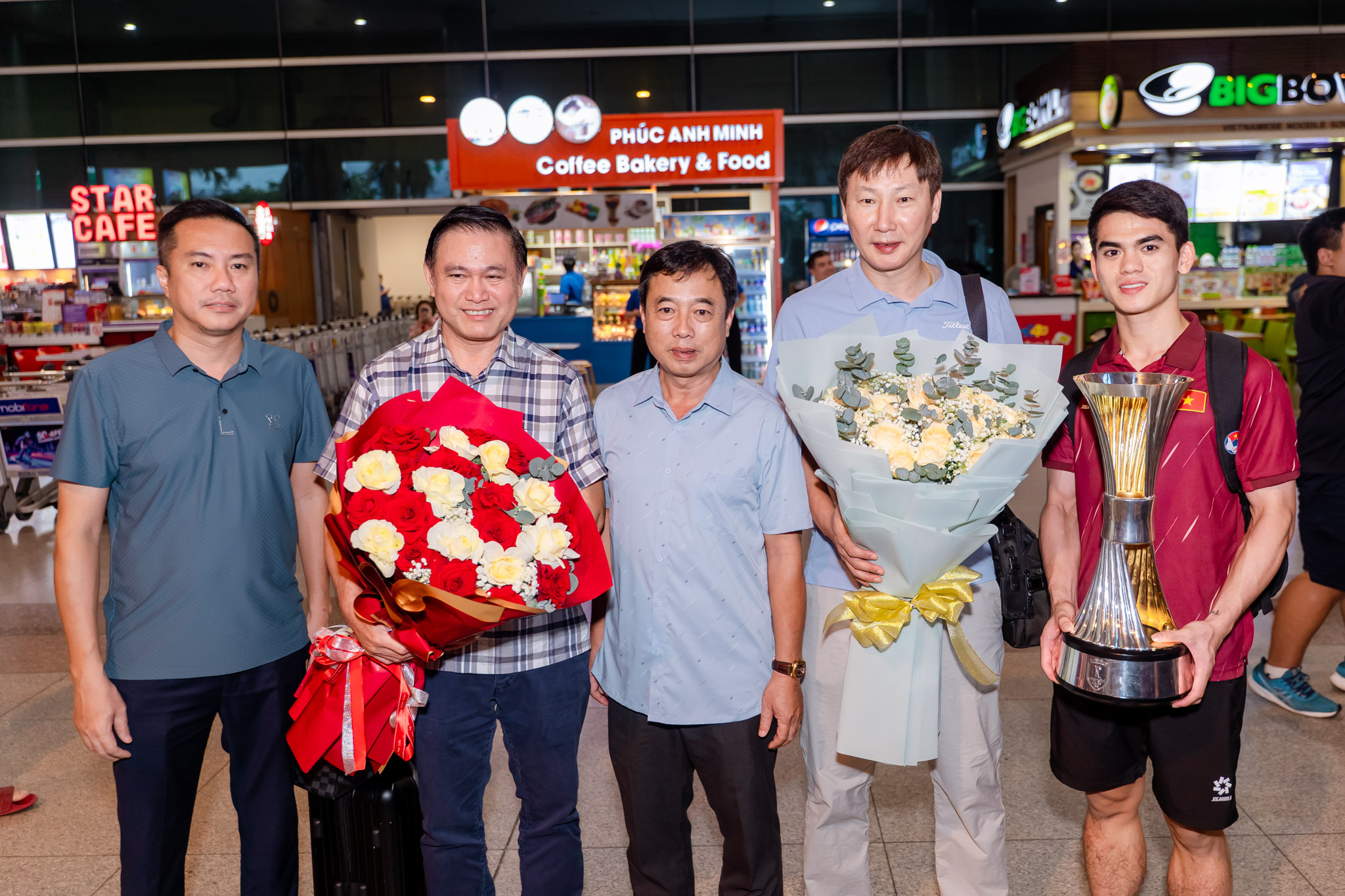 VIDEO: U23 Việt Nam tự hào trở về trong vòng tay người hâm mộ tại TP HCM - Ảnh 6.