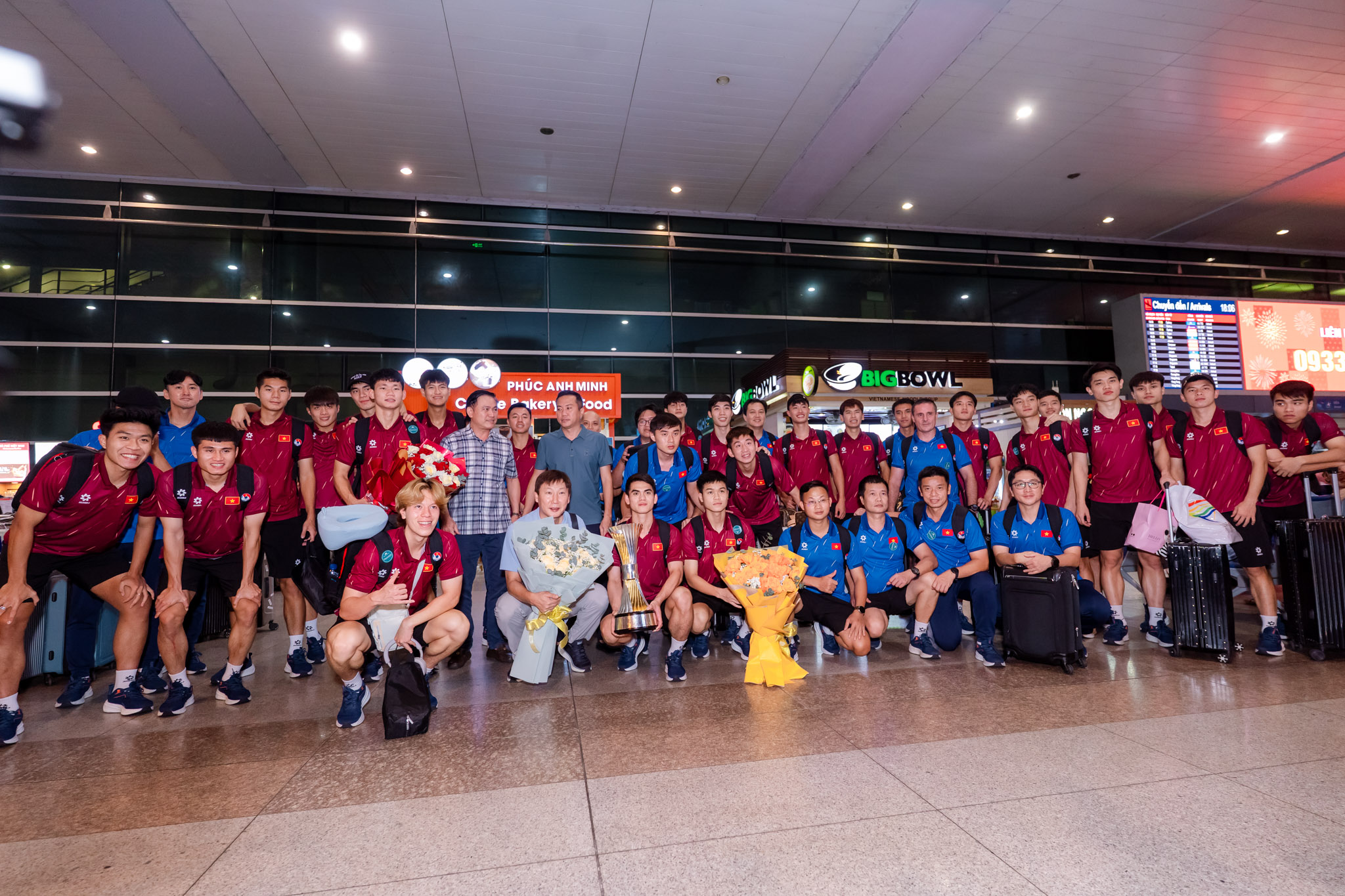 VIDEO: U23 Việt Nam tự hào trở về trong vòng tay người hâm mộ tại TP HCM - Ảnh 1.