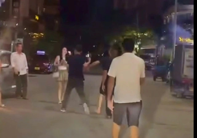 Xác minh thông tin nhóm đàn ông sàm sỡ, hành hung phụ nữ trước quán karaoke- Ảnh 1.