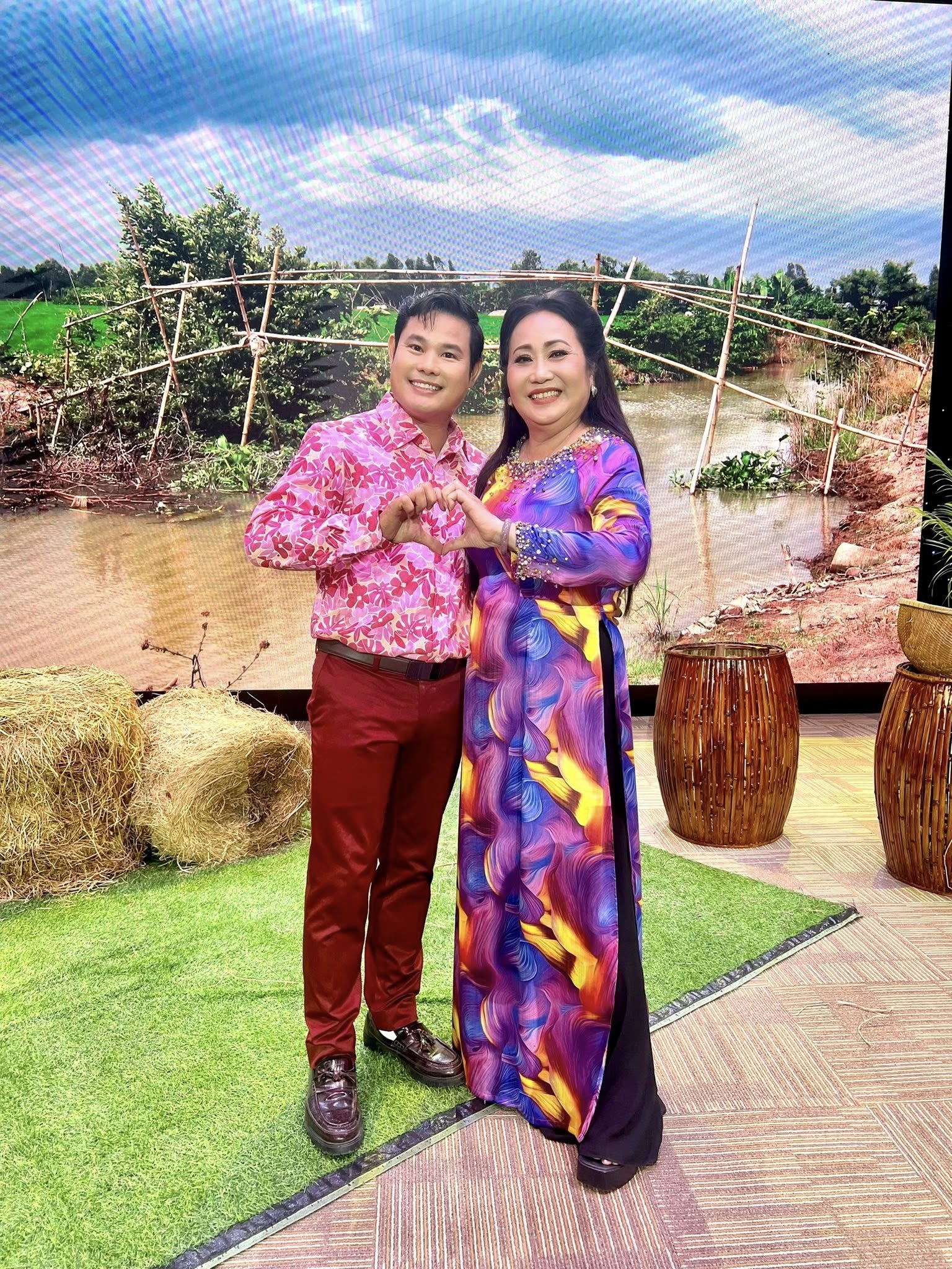 Bich Thuy, Thanh Hang a Bui Trung Dang se sešli, aby vzdali hold zasloužilému umělci - hudebníkovi Bac Sonovi - Foto 3. Bích Thủy, Thanh Hằng, Bùi Trung Đẳng hội ngộ tri ân NSƯT – nhạc sĩ Bắc Sơn- Ảnh 3.