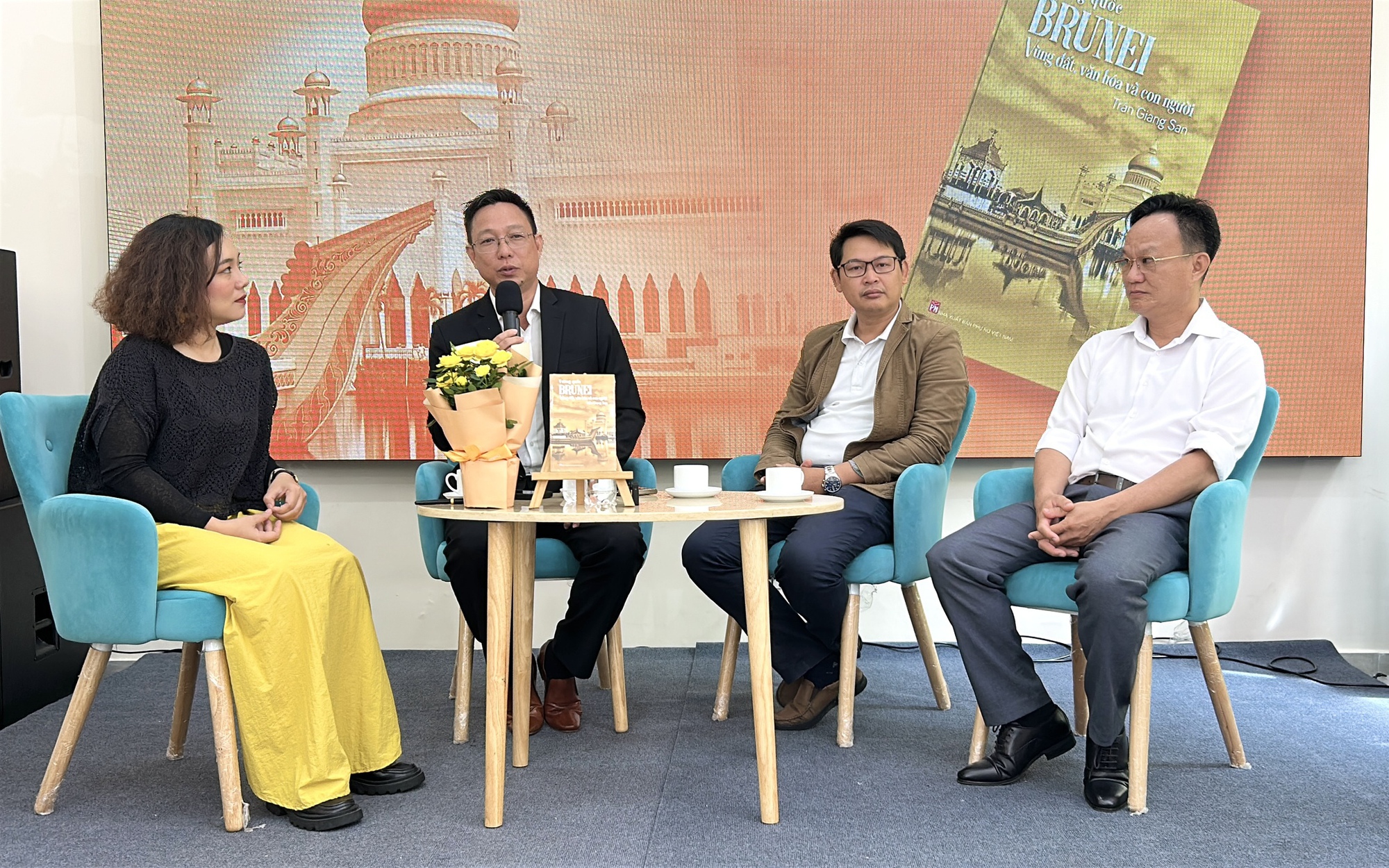 Tỉ lệ đọc sách chữa lành tăng hơn 30% nửa đầu năm 2025- Ảnh 2.