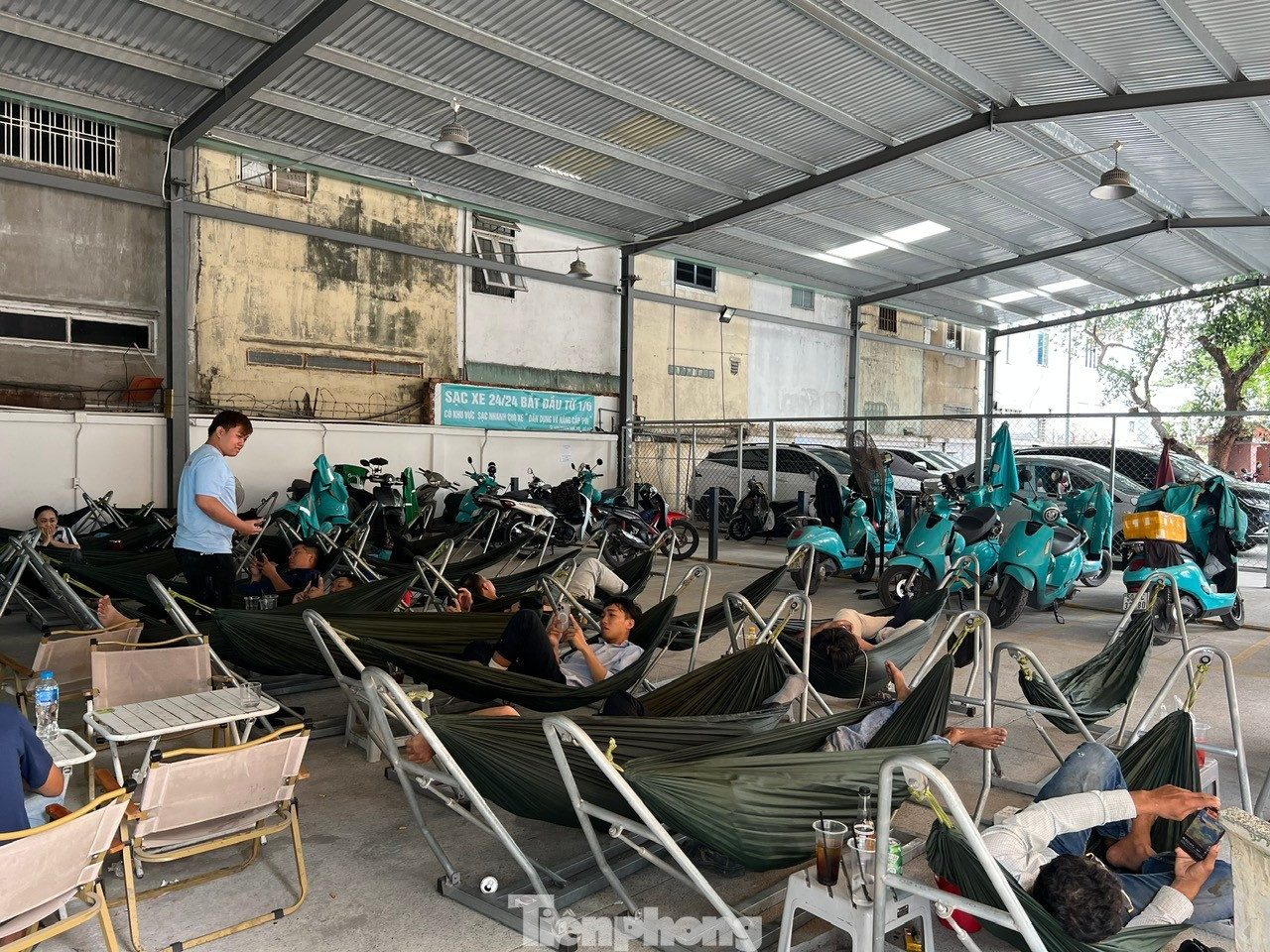 Nở rộ trạm sạc xe điện trong quán cà phê: Chuyên gia nói gì?- Ảnh 1. Nở rộ trạm sạc xe điện trong quán cà phê: Chuyên gia nói gì?- Ảnh 1.