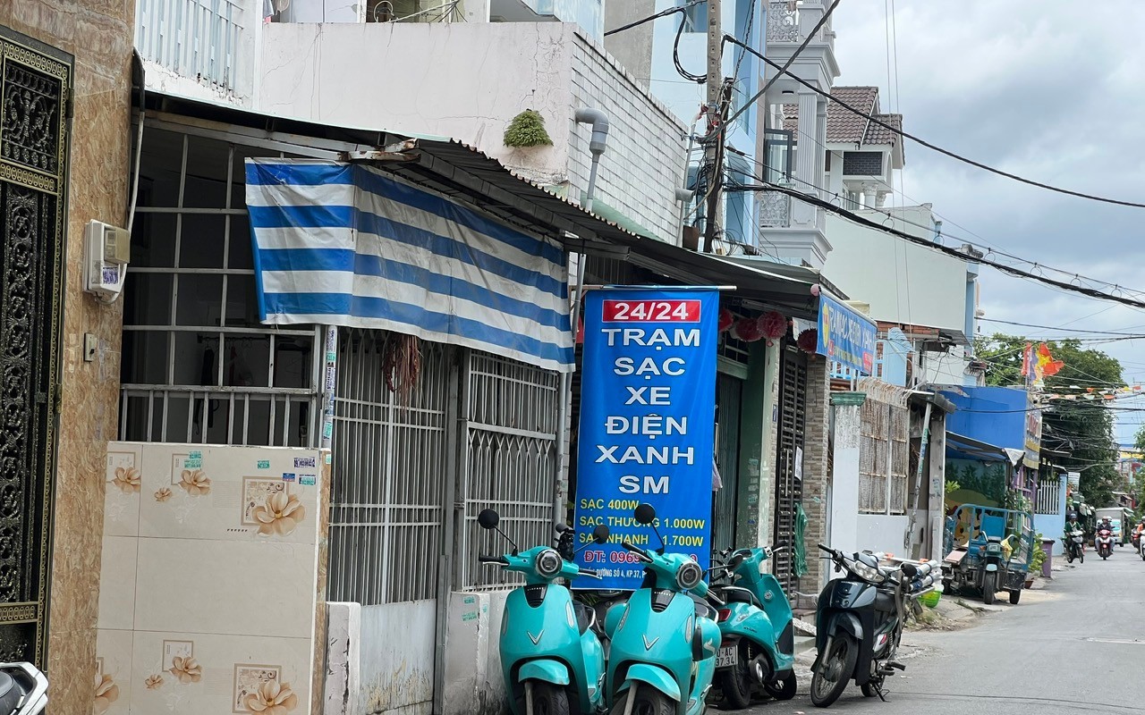 Đua nhau mở quán cà phê sạc xe điện: Cảnh báo rủi ro pháp lý - Ảnh 2.