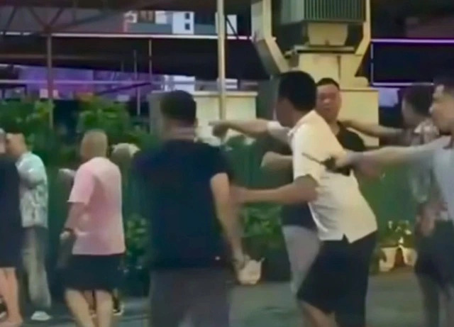 Người phụ nữ bị nhóm đàn ông lạ mặt sàm sỡ, hành hung trước quán karaoke lên tiếng- Ảnh 3. Người phụ nữ bị nhóm đàn ông lạ mặt sàm sỡ, hành hung trước quán karaoke lên tiếng- Ảnh 3.
