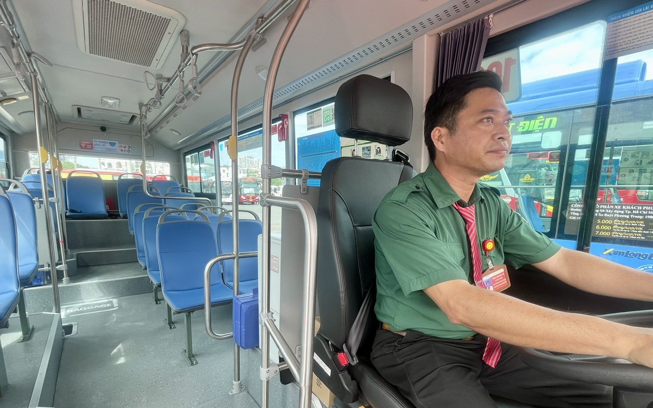 Sáng 1-8: Xe buýt điện lăn bánh, người dân trầm trồ- Ảnh 2.