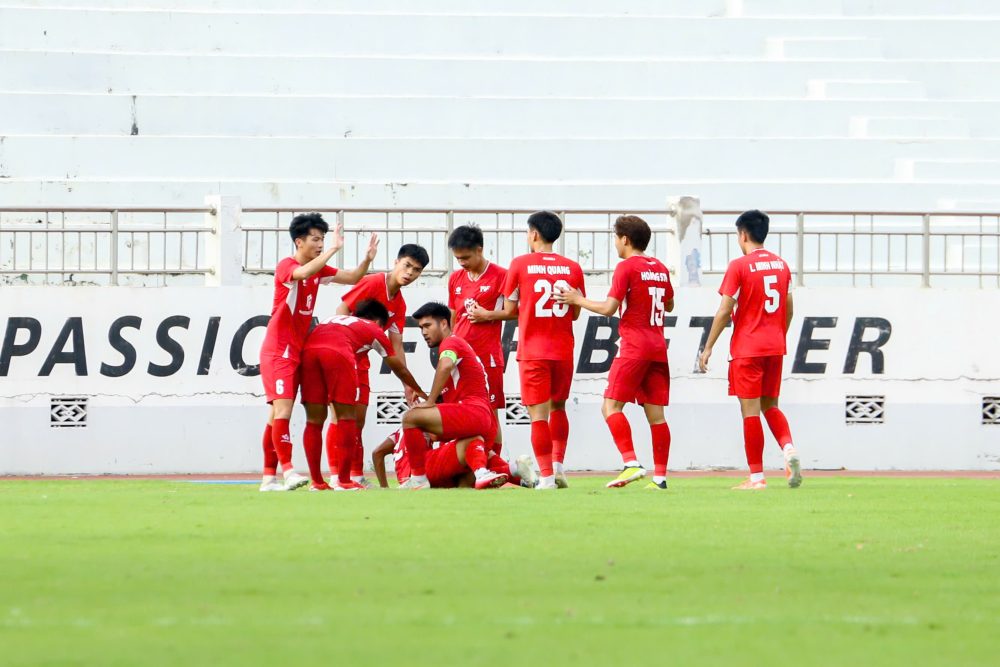 Công Phương bị khóa chặt, PVF vô địch U21 Quốc gia - Ảnh 1.