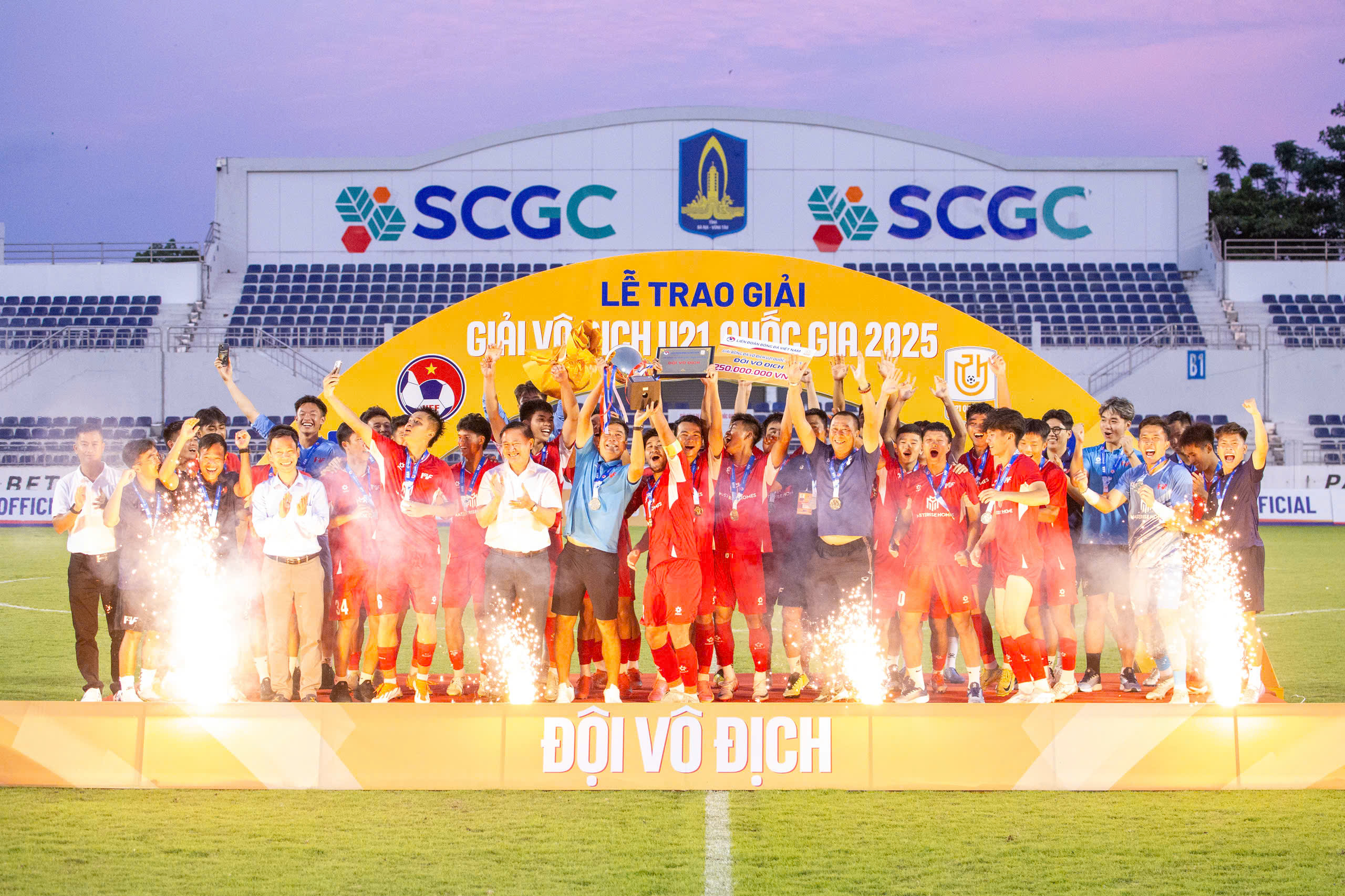 Công Phương bị khóa chặt, PVF vô địch U21 Quốc gia - Ảnh 4.