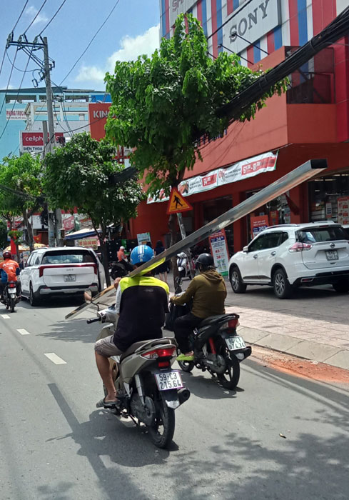 Làm xiếc trên đường- Ảnh 1. Làm xiếc trên đường- Ảnh 1.