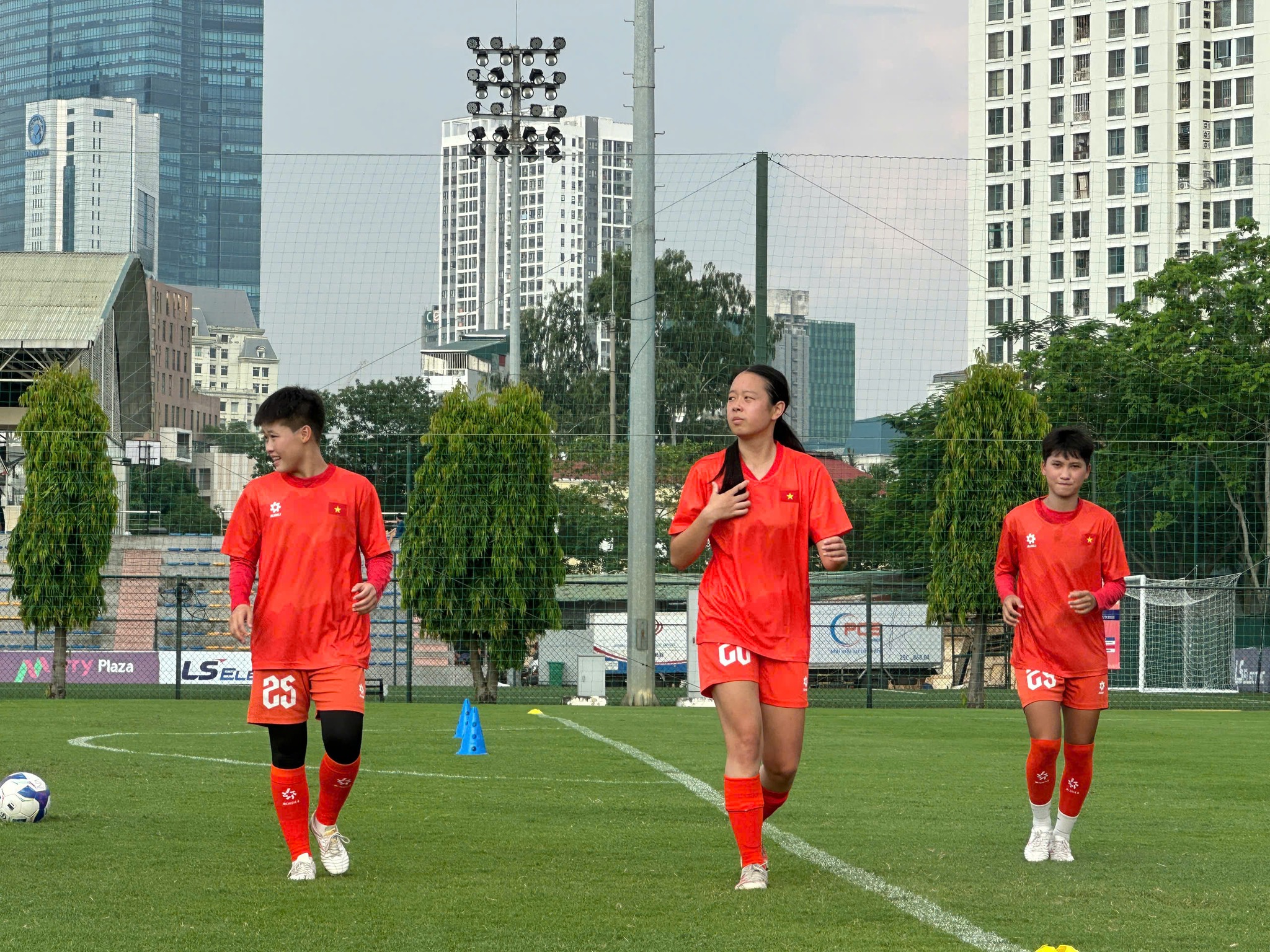 Tân binh Việt kiều thử sức cùng tuyển U20 nữ Việt Nam - Ảnh 1.