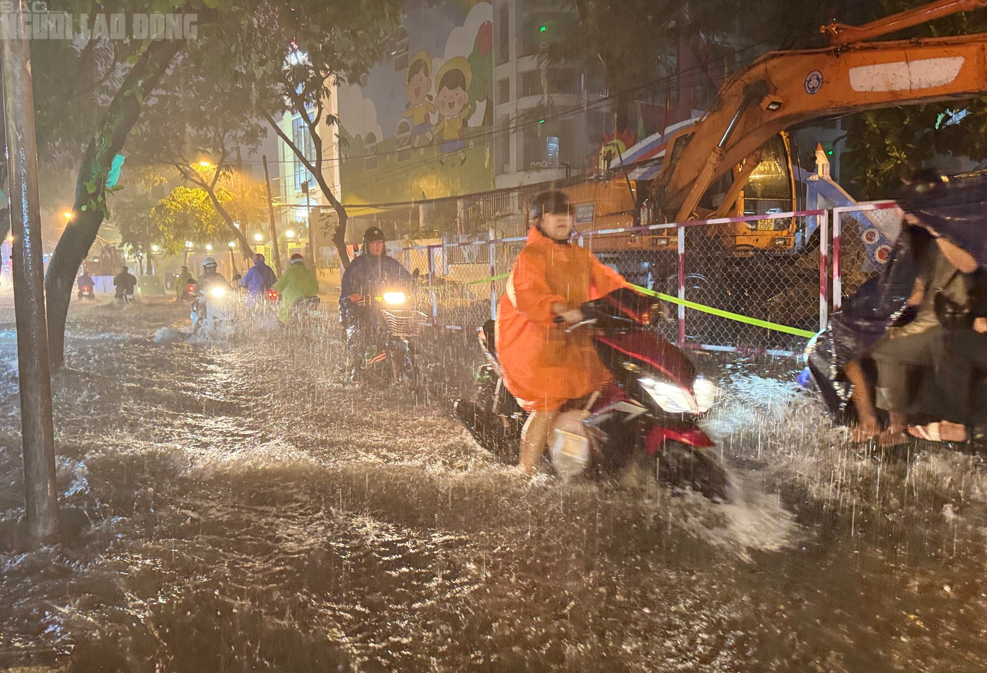 Đà Nẵng ngập sâu sau trận mưa lớn giữa mùa hè - Ảnh 1. Đà Nẵng ngập sâu sau trận mưa lớn giữa mùa hè - Ảnh 1.