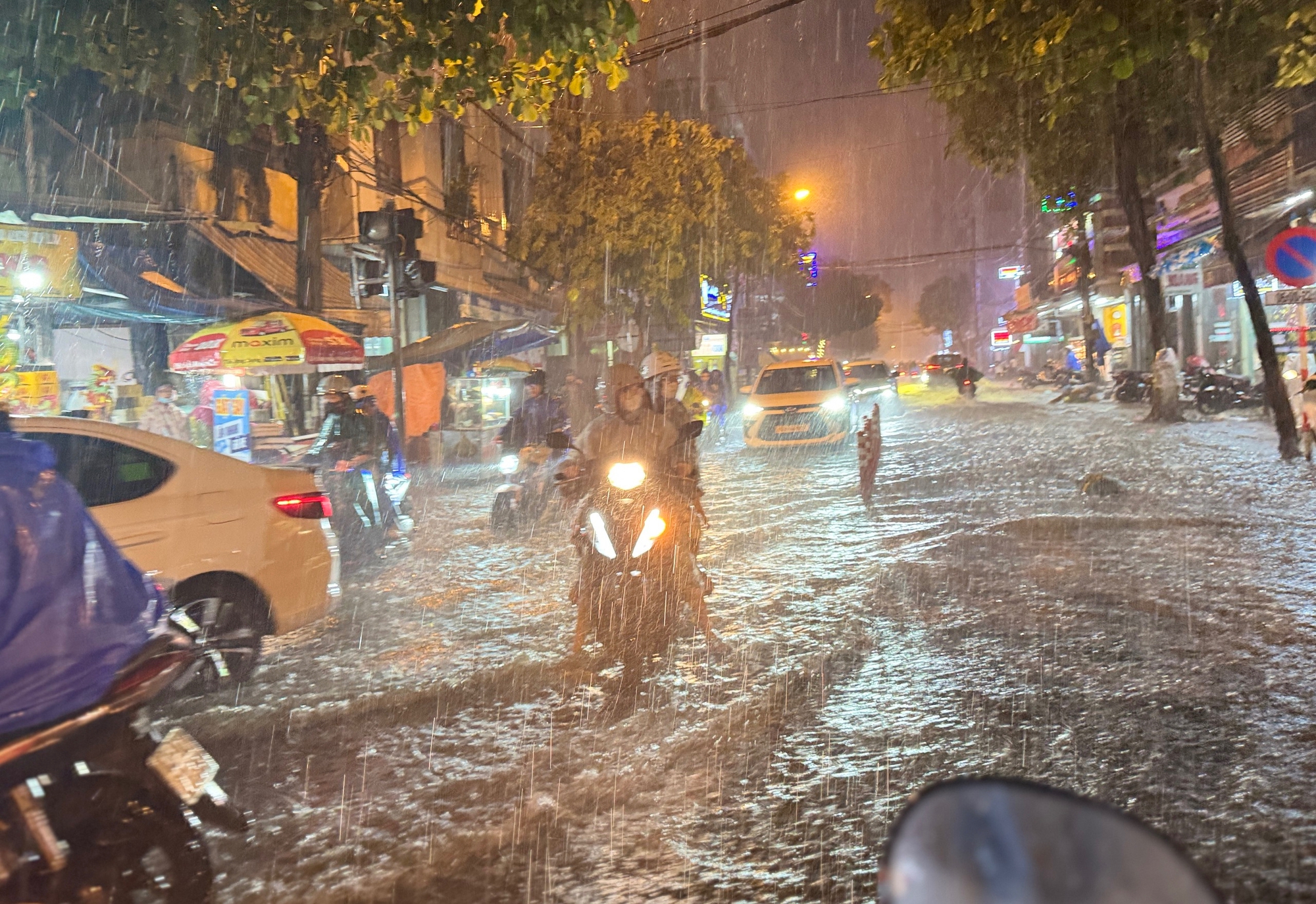 Đà Nẵng ngập sâu sau trận mưa lớn giữa mùa hè - Ảnh 2. Đà Nẵng ngập sâu sau trận mưa lớn giữa mùa hè - Ảnh 2.
