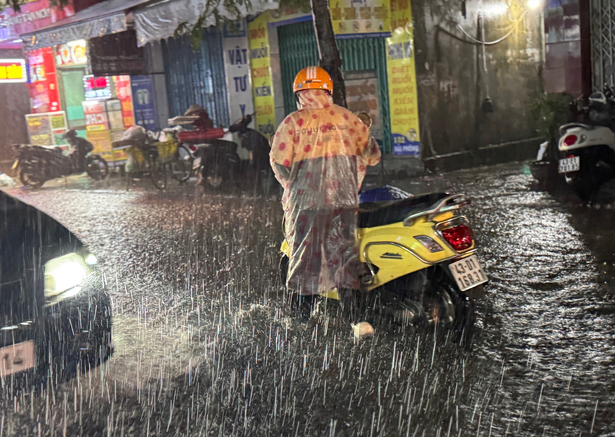 Đà Nẵng ngập sâu sau trận mưa lớn giữa mùa hè - Ảnh 3. Đà Nẵng ngập sâu sau trận mưa lớn giữa mùa hè - Ảnh 3.