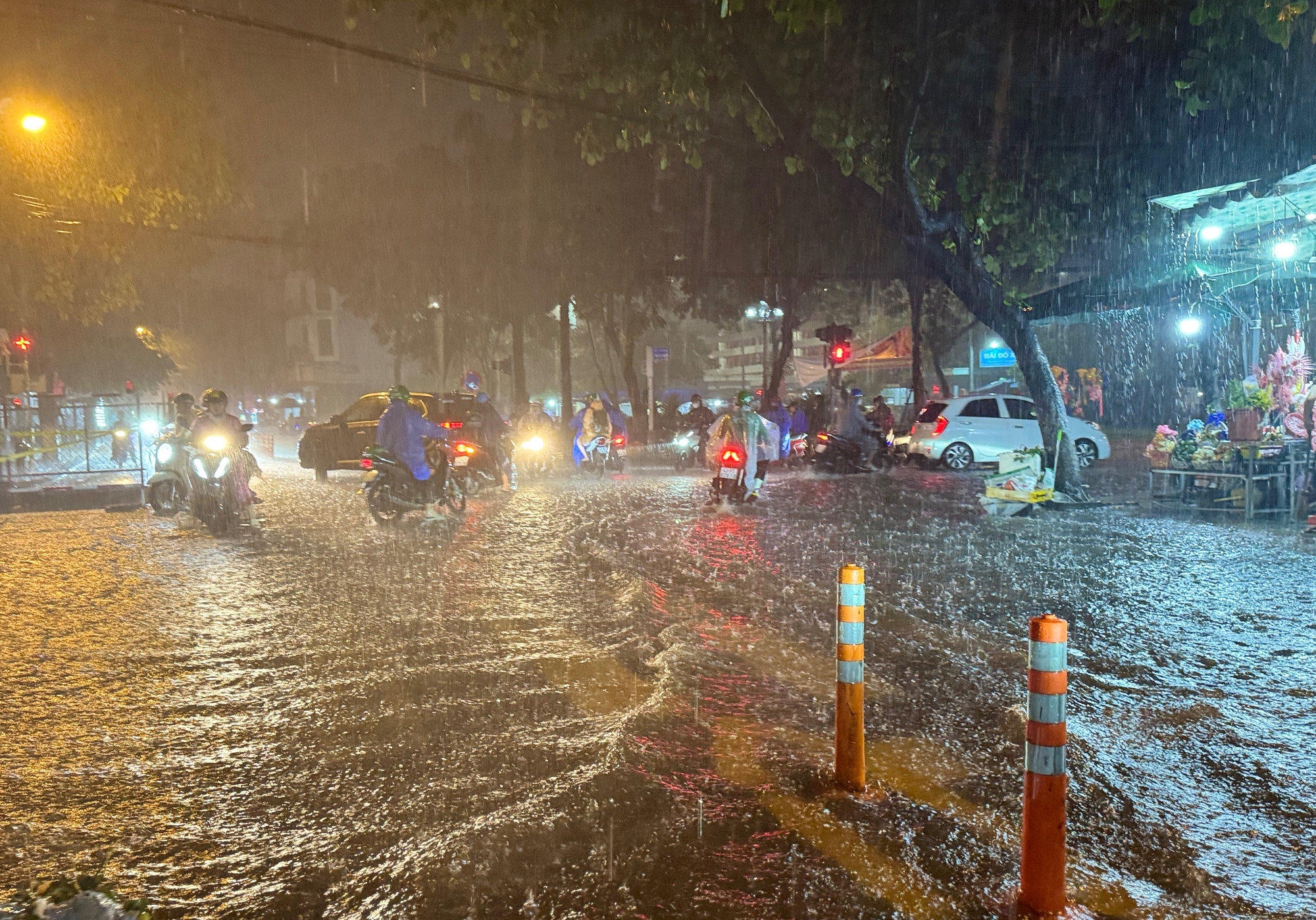 Đà Nẵng ngập sâu sau trận mưa lớn giữa mùa hè - Ảnh 4. Đà Nẵng ngập sâu sau trận mưa lớn giữa mùa hè - Ảnh 4.