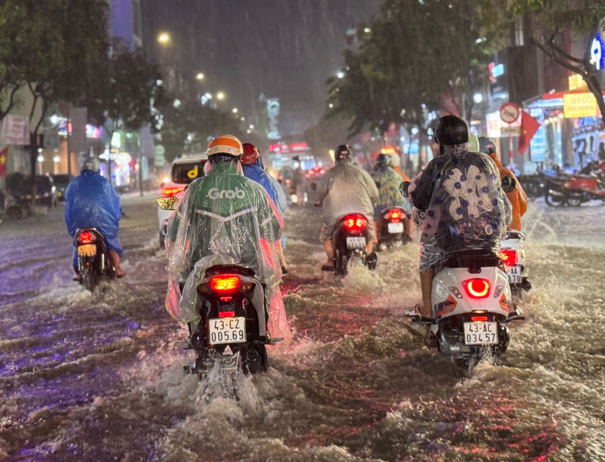 Đà Nẵng ngập sâu sau trận mưa lớn giữa mùa hè - Ảnh 5. Đà Nẵng ngập sâu sau trận mưa lớn giữa mùa hè - Ảnh 5.