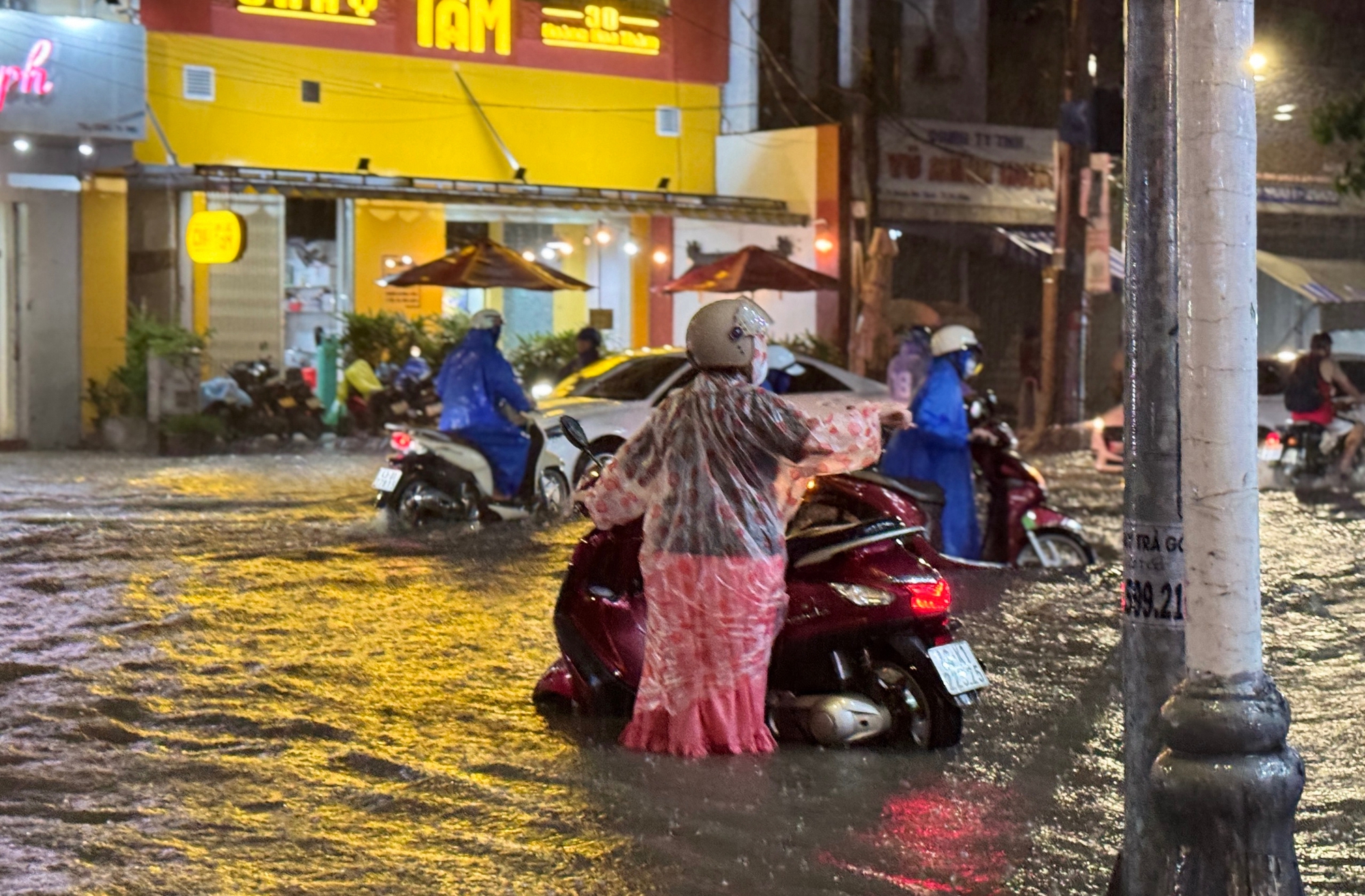 Đà Nẵng ngập sâu sau trận mưa lớn giữa mùa hè - Ảnh 7. Đà Nẵng ngập sâu sau trận mưa lớn giữa mùa hè - Ảnh 7.