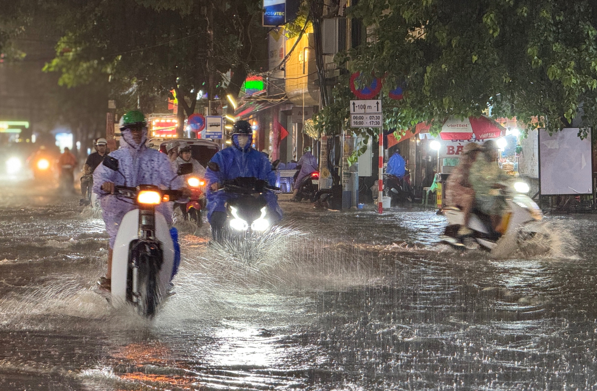 Đà Nẵng ngập sâu sau trận mưa lớn giữa mùa hè - Ảnh 10. Đà Nẵng ngập sâu sau trận mưa lớn giữa mùa hè - Ảnh 10.
