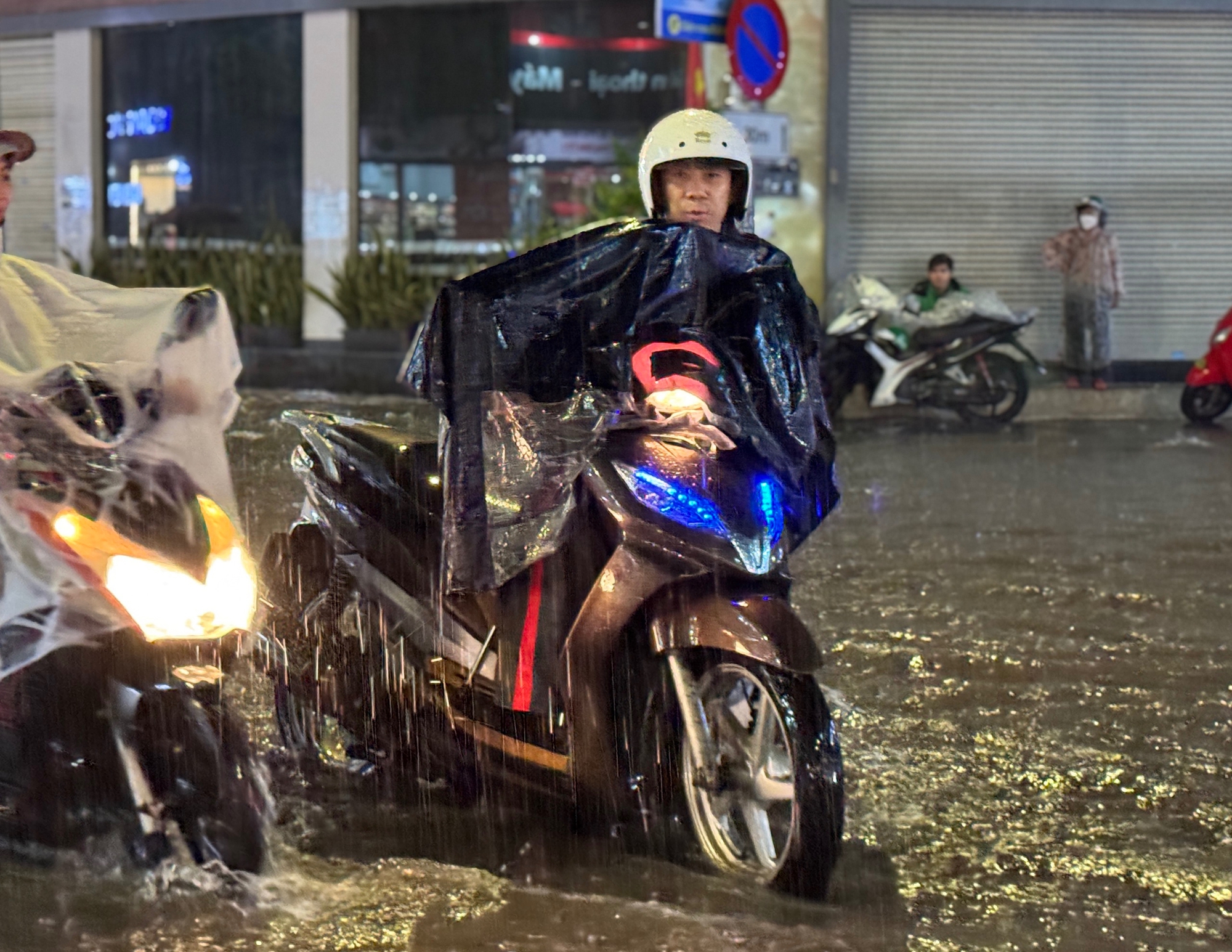 Đà Nẵng ngập sâu sau trận mưa lớn giữa mùa hè - Ảnh 12. Đà Nẵng ngập sâu sau trận mưa lớn giữa mùa hè - Ảnh 12.