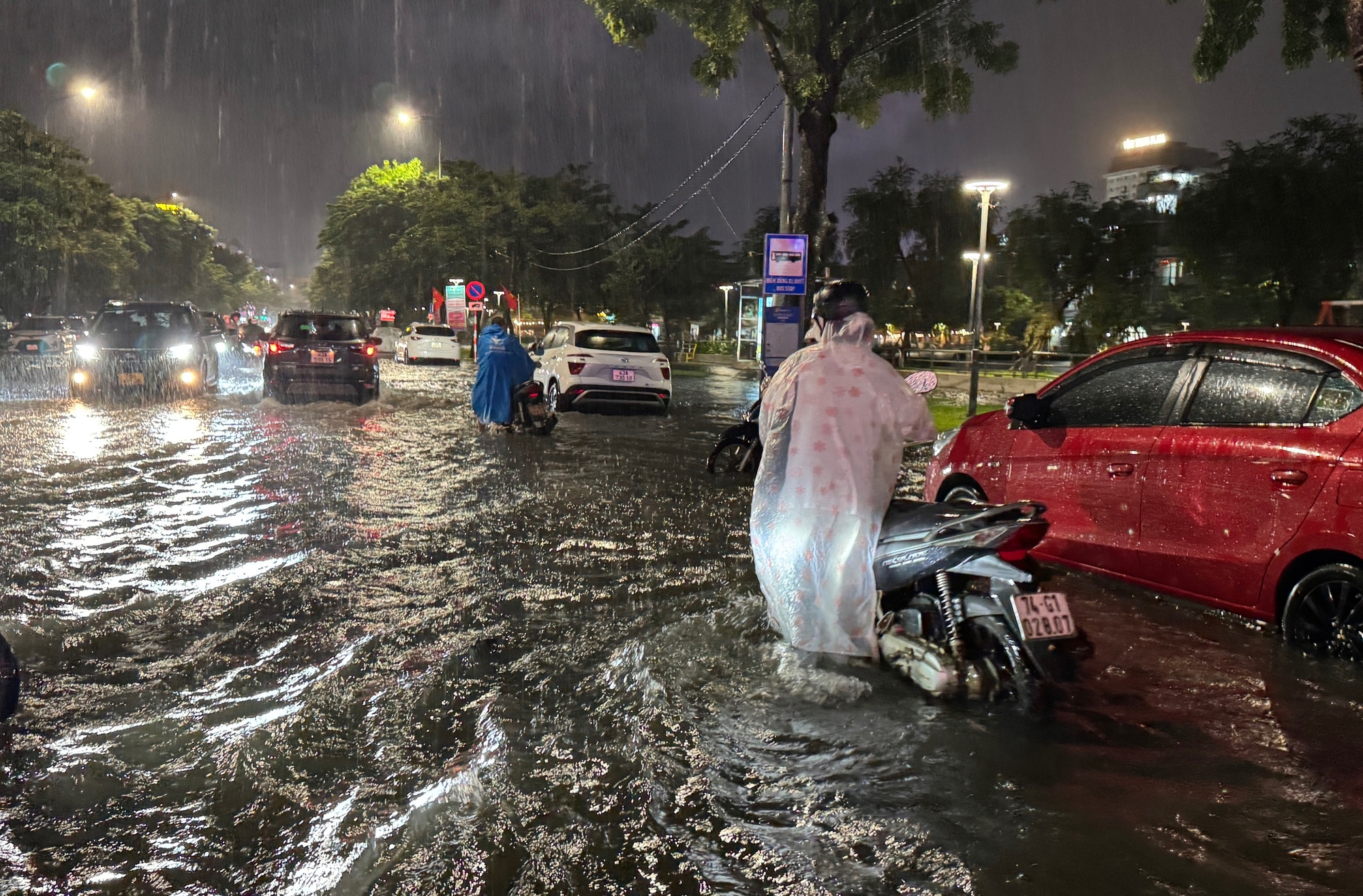 Đà Nẵng ngập sâu sau trận mưa lớn giữa mùa hè - Ảnh 13. Đà Nẵng ngập sâu sau trận mưa lớn giữa mùa hè - Ảnh 13.