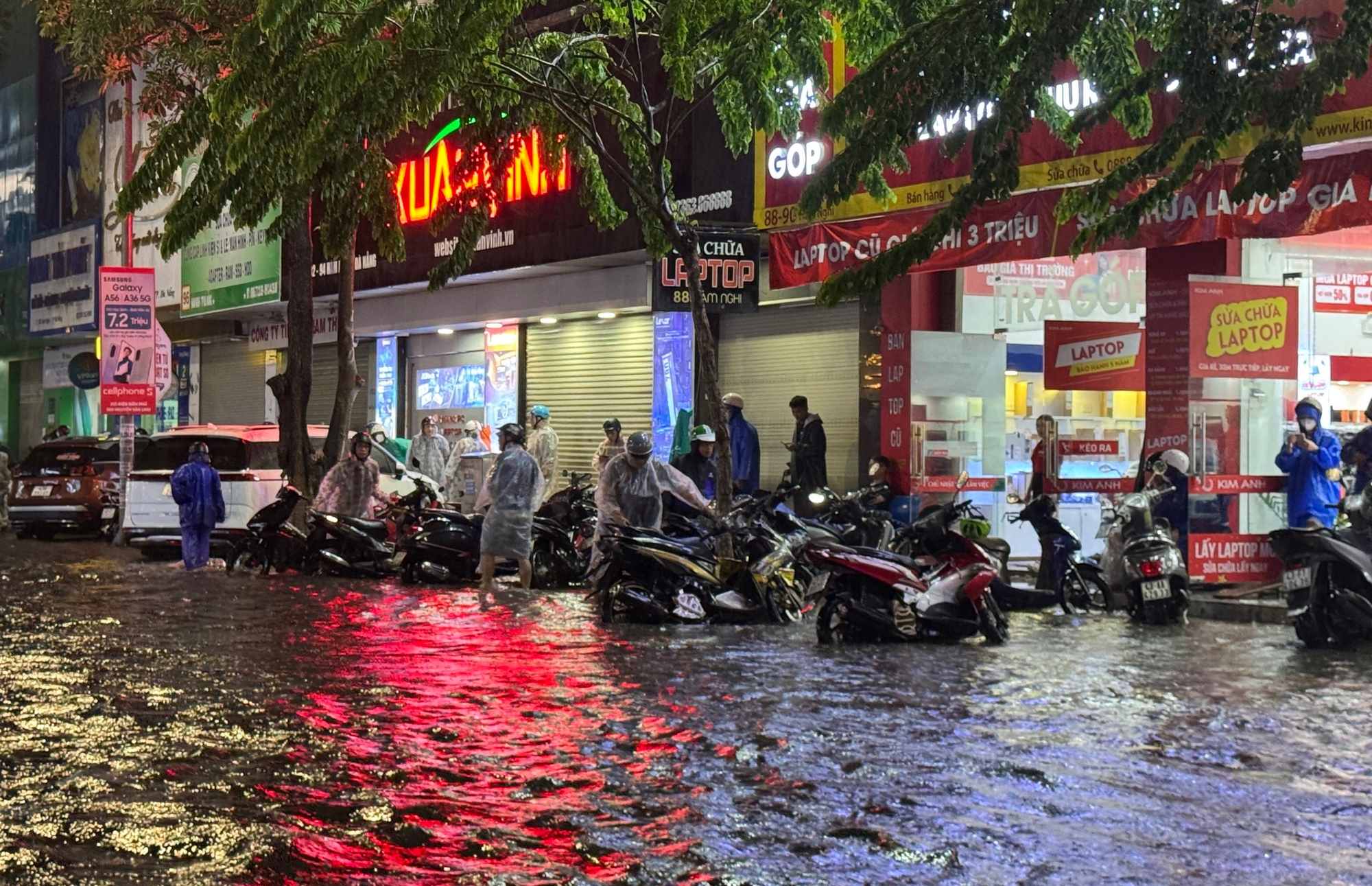 Đà Nẵng ngập sâu sau trận mưa lớn giữa mùa hè - Ảnh 14. Đà Nẵng ngập sâu sau trận mưa lớn giữa mùa hè - Ảnh 14.