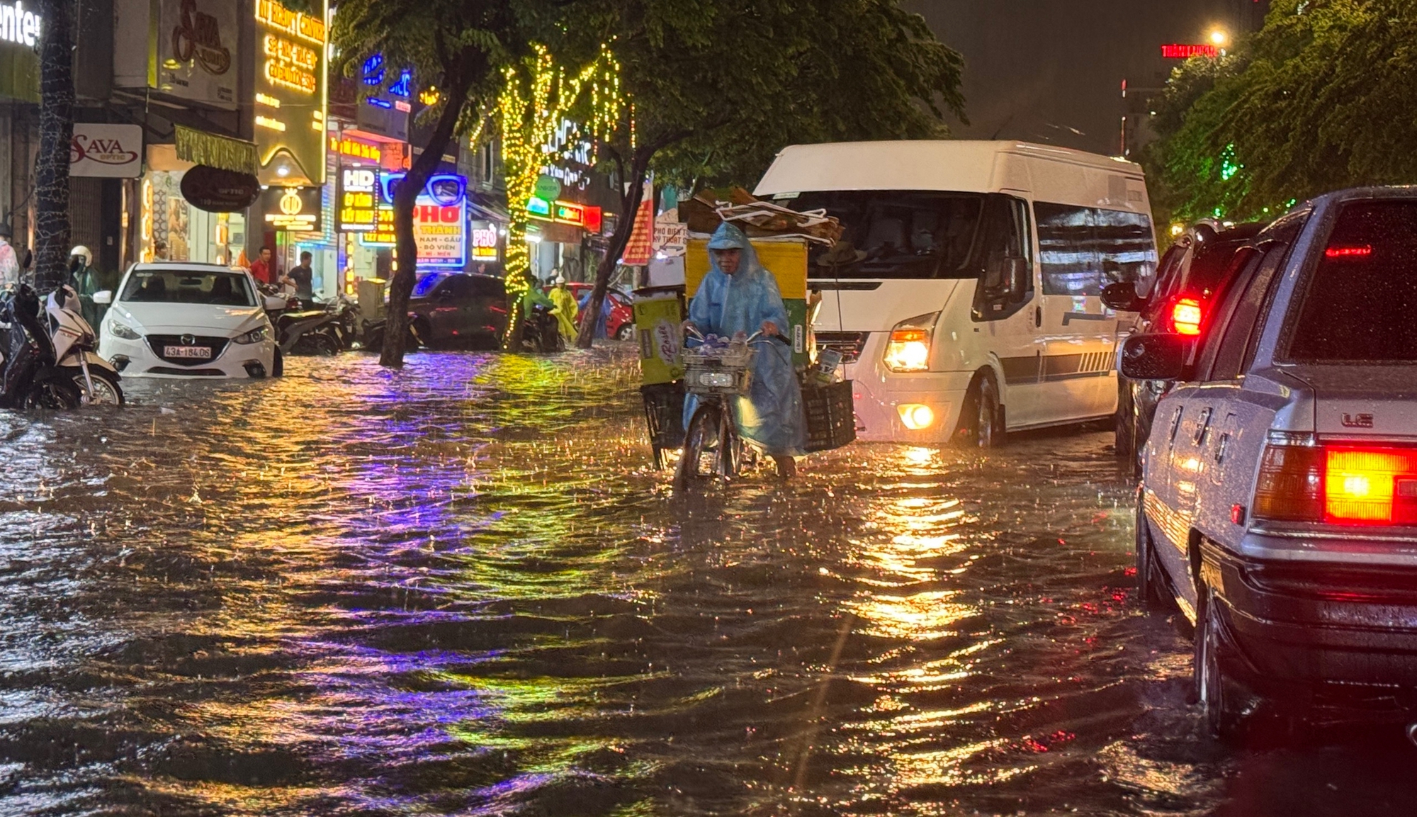 Đà Nẵng ngập sâu sau trận mưa lớn giữa mùa hè - Ảnh 15. Đà Nẵng ngập sâu sau trận mưa lớn giữa mùa hè - Ảnh 15.