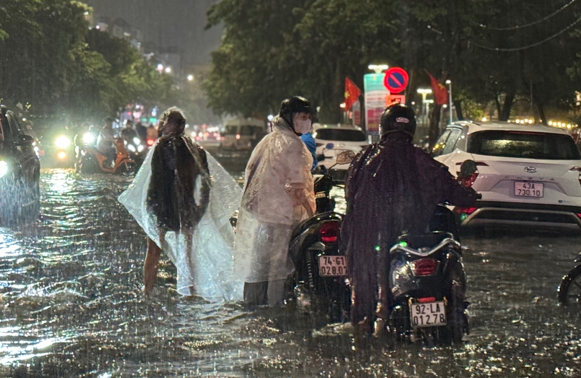 Đà Nẵng ngập sâu sau trận mưa lớn giữa mùa hè - Ảnh 16. Đà Nẵng ngập sâu sau trận mưa lớn giữa mùa hè - Ảnh 16.