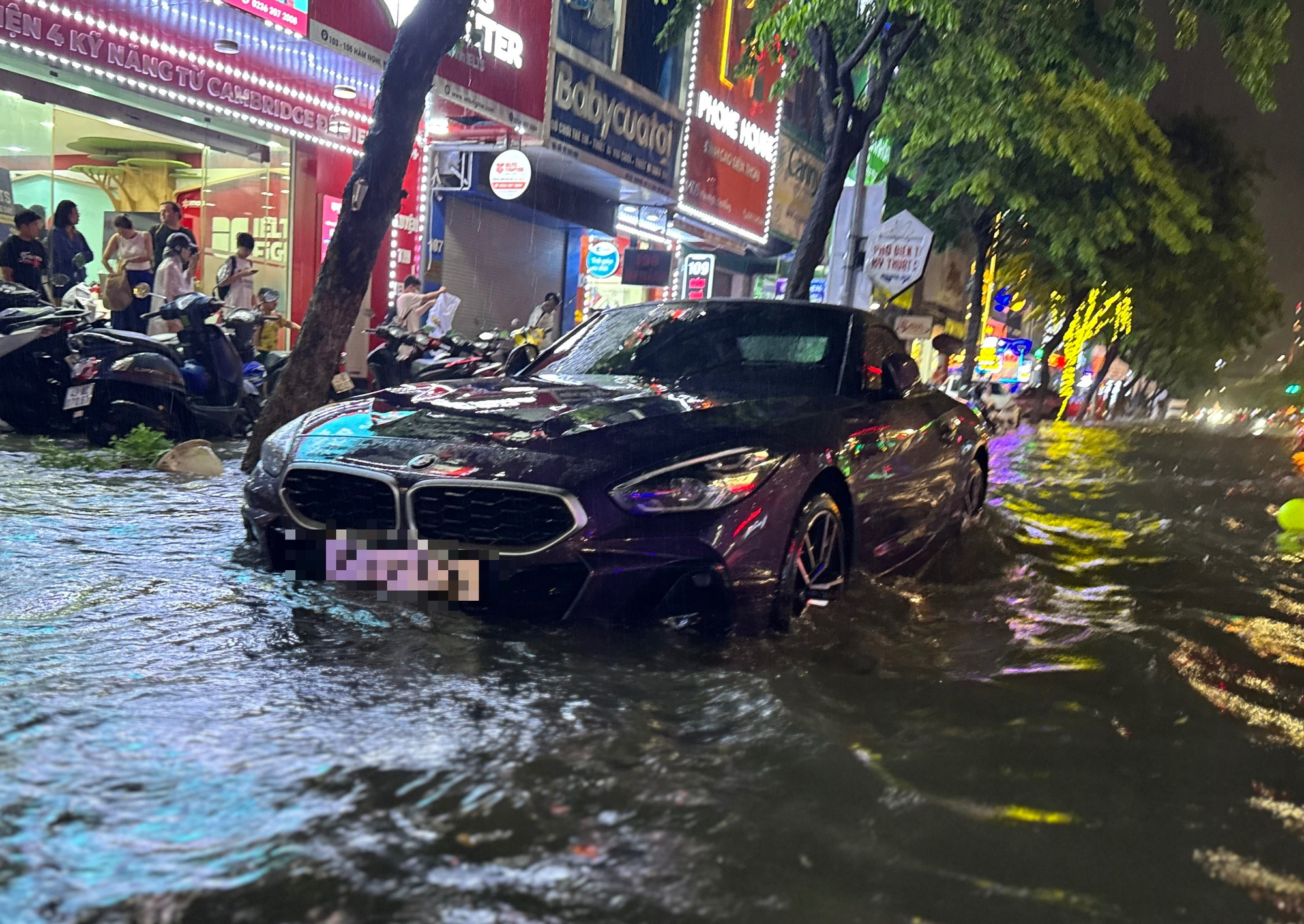 Đà Nẵng ngập sâu sau trận mưa lớn giữa mùa hè - Ảnh 18. Đà Nẵng ngập sâu sau trận mưa lớn giữa mùa hè - Ảnh 18.