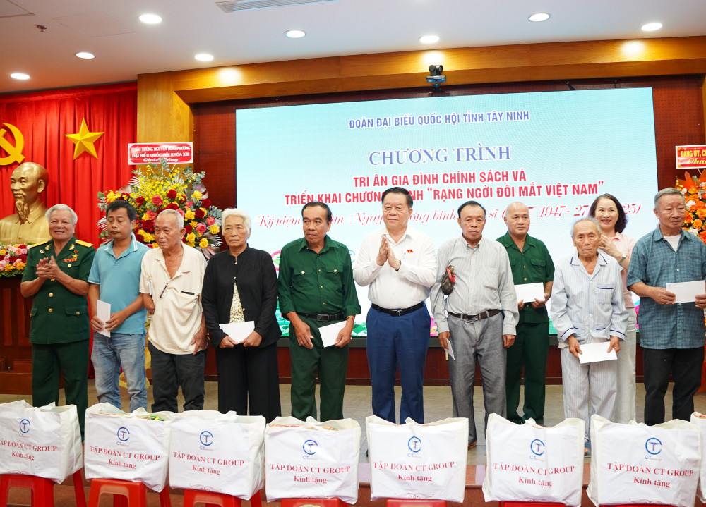Trưởng ban Tuyên giáo Dân vận Trung ương tại Tây Ninh: Sự gắn kết lịch sử cách mạng - Ảnh 2. Trưởng ban Tuyên giáo Dân vận Trung ương tại Tây Ninh: Sự gắn kết lịch sử cách mạng - Ảnh 2.