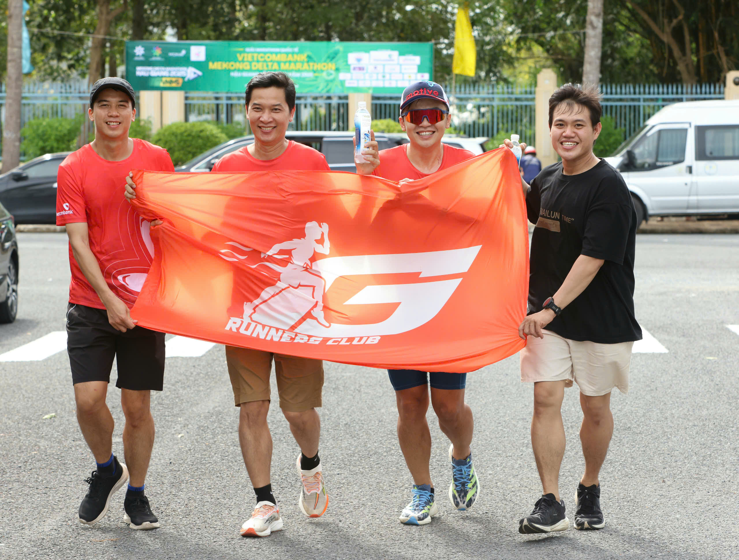 Zabawne zdjęcia z pierwszego międzynarodowego maratonu w nowym mieście Can Tho - Zdjęcie 16. Những hình ảnh vui nhộn tại giải marathon quốc tế đầu tiên của TP Cần Thơ mới- Ảnh 16.