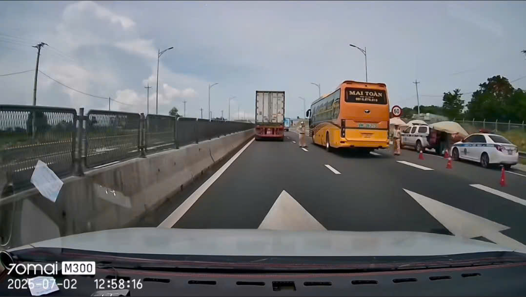 CSGT dừng xe giữa đường cao tốc Vĩnh Hảo - Phan Thiết: Sự thật gây bất ngờ - Ảnh 1. CSGT dừng xe giữa đường cao tốc Vĩnh Hảo - Phan Thiết: Sự thật gây bất ngờ - Ảnh 1.