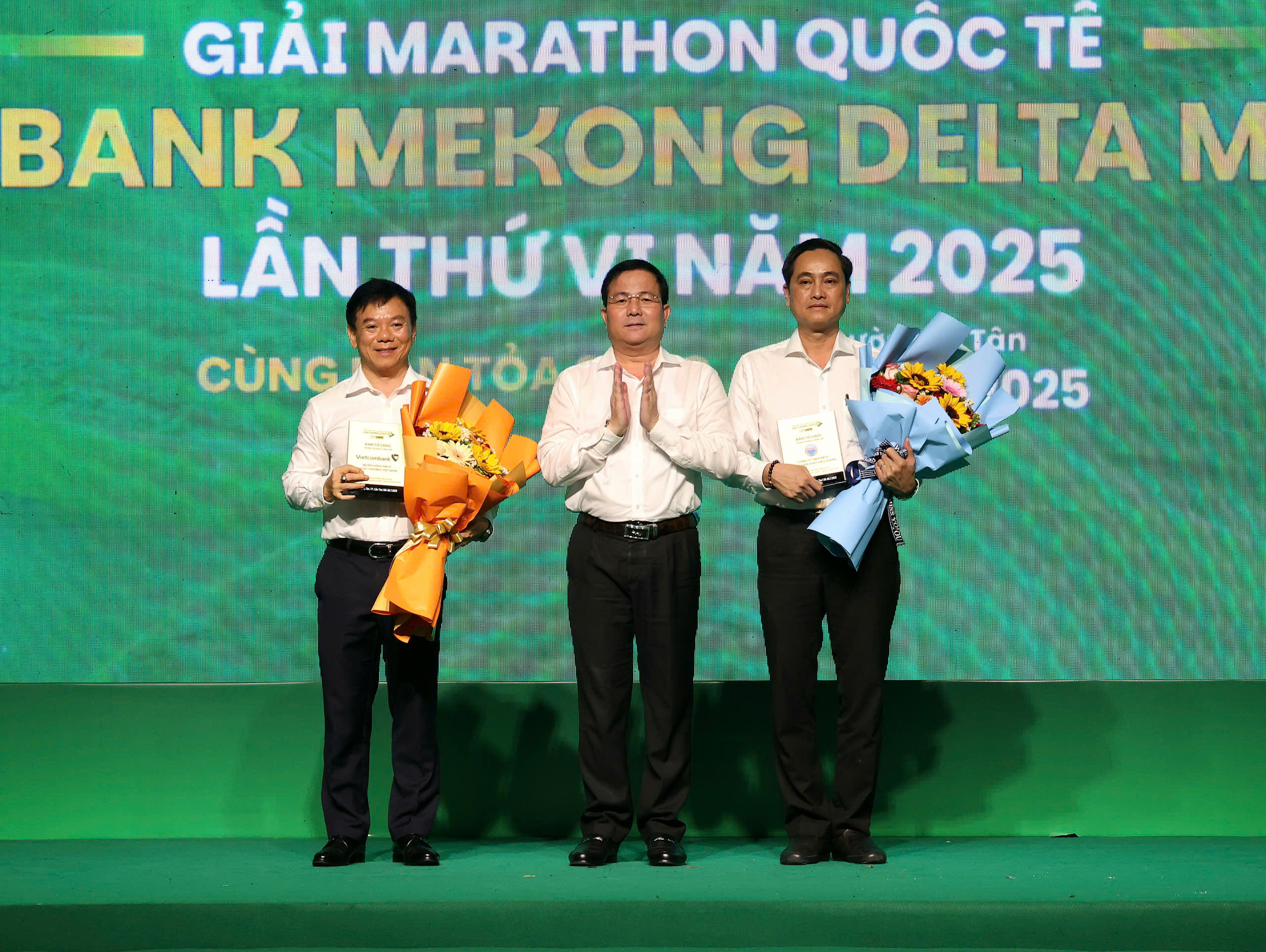 Zabawne zdjęcia z pierwszego międzynarodowego maratonu w nowym mieście Can Tho - Zdjęcie 1. Những hình ảnh vui nhộn tại giải marathon quốc tế đầu tiên của TP Cần Thơ mới- Ảnh 1.