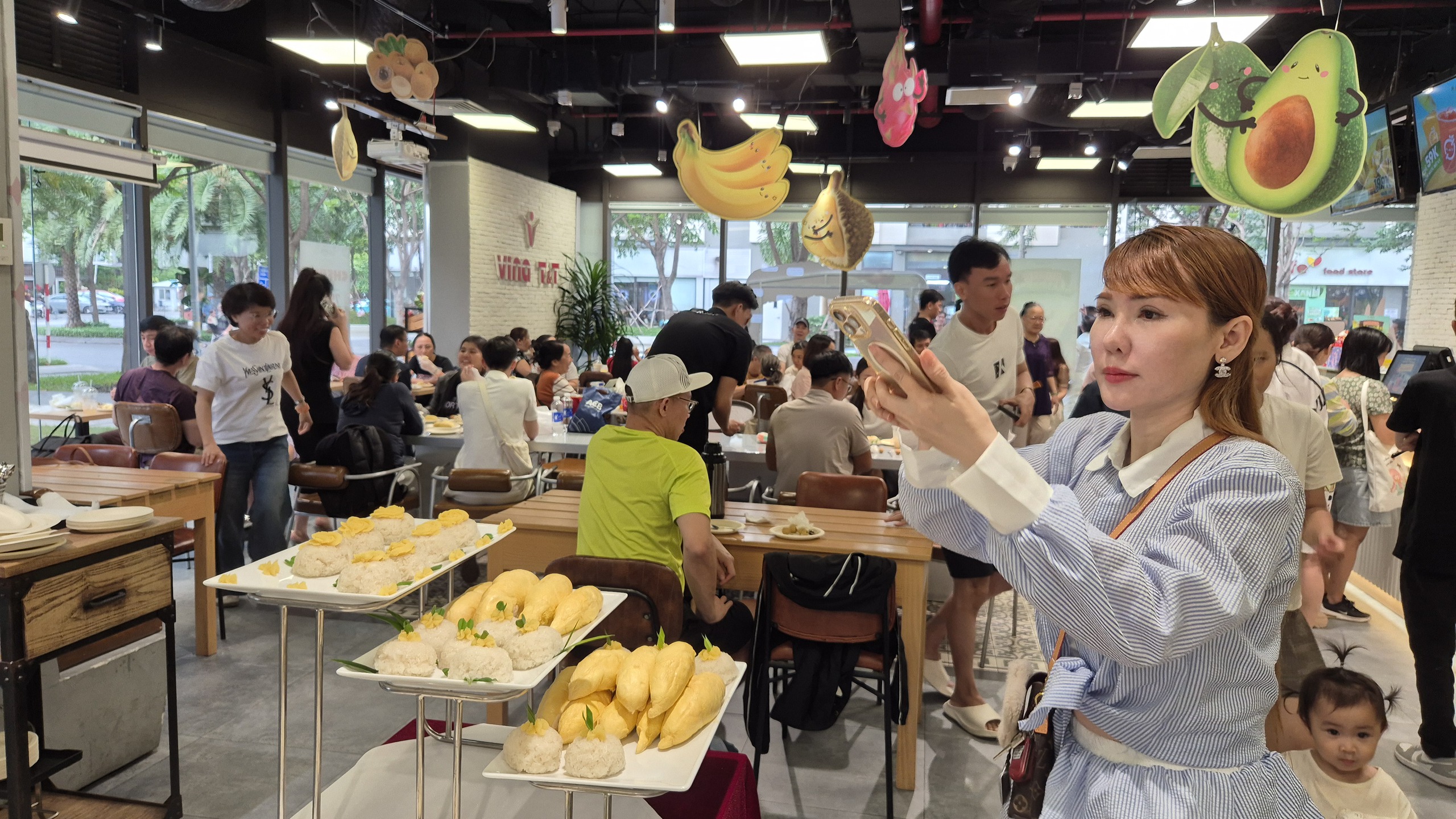 Giải mã sức hút buffet sầu riêng 199.000 đồng tại TP HCM- Ảnh 2. Giải mã sức hút buffet sầu riêng 199.000 đồng tại TP HCM- Ảnh 2.