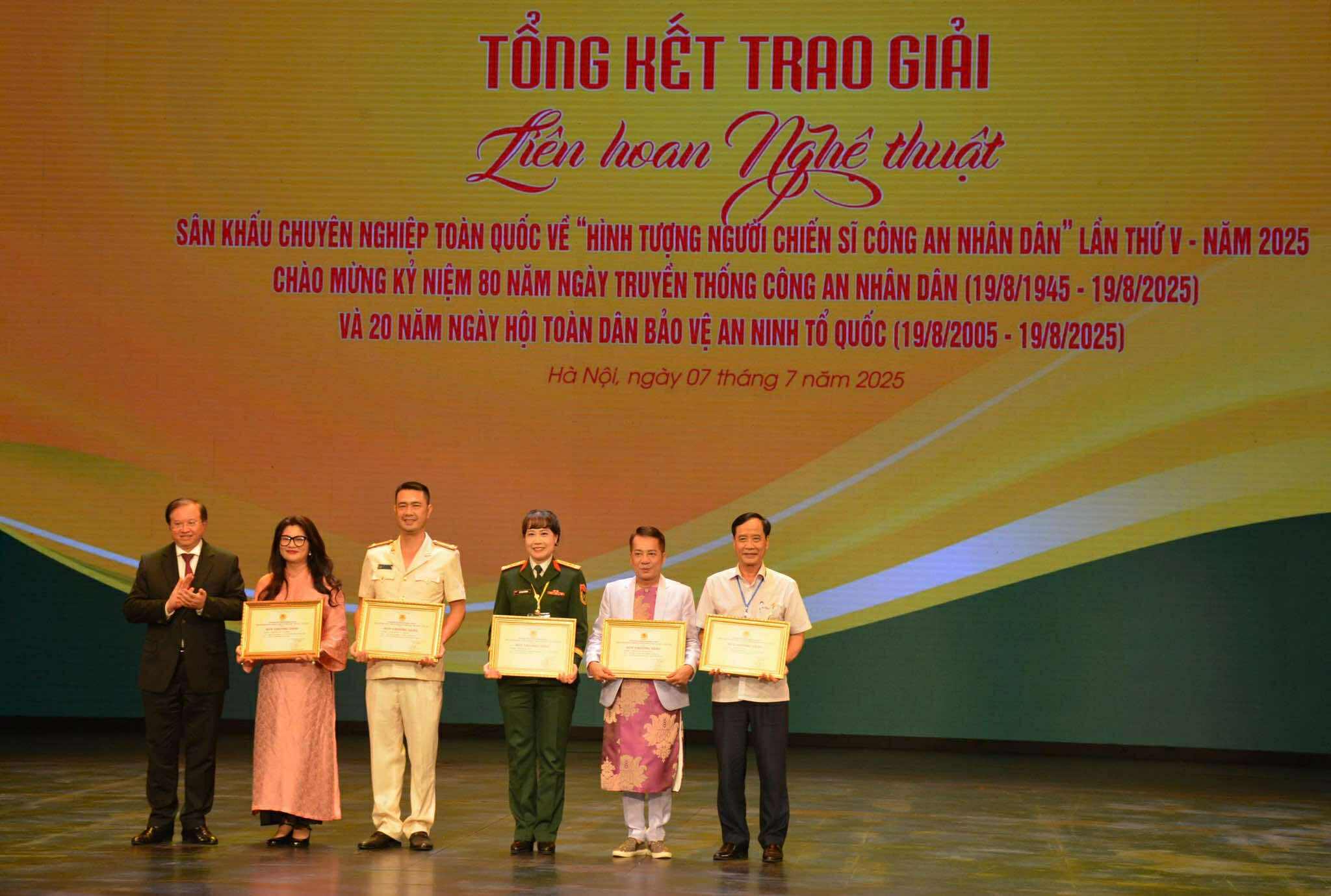 Sân khấu Trương Hùng Minh thắng lớn tại Liên hoan sân khấu