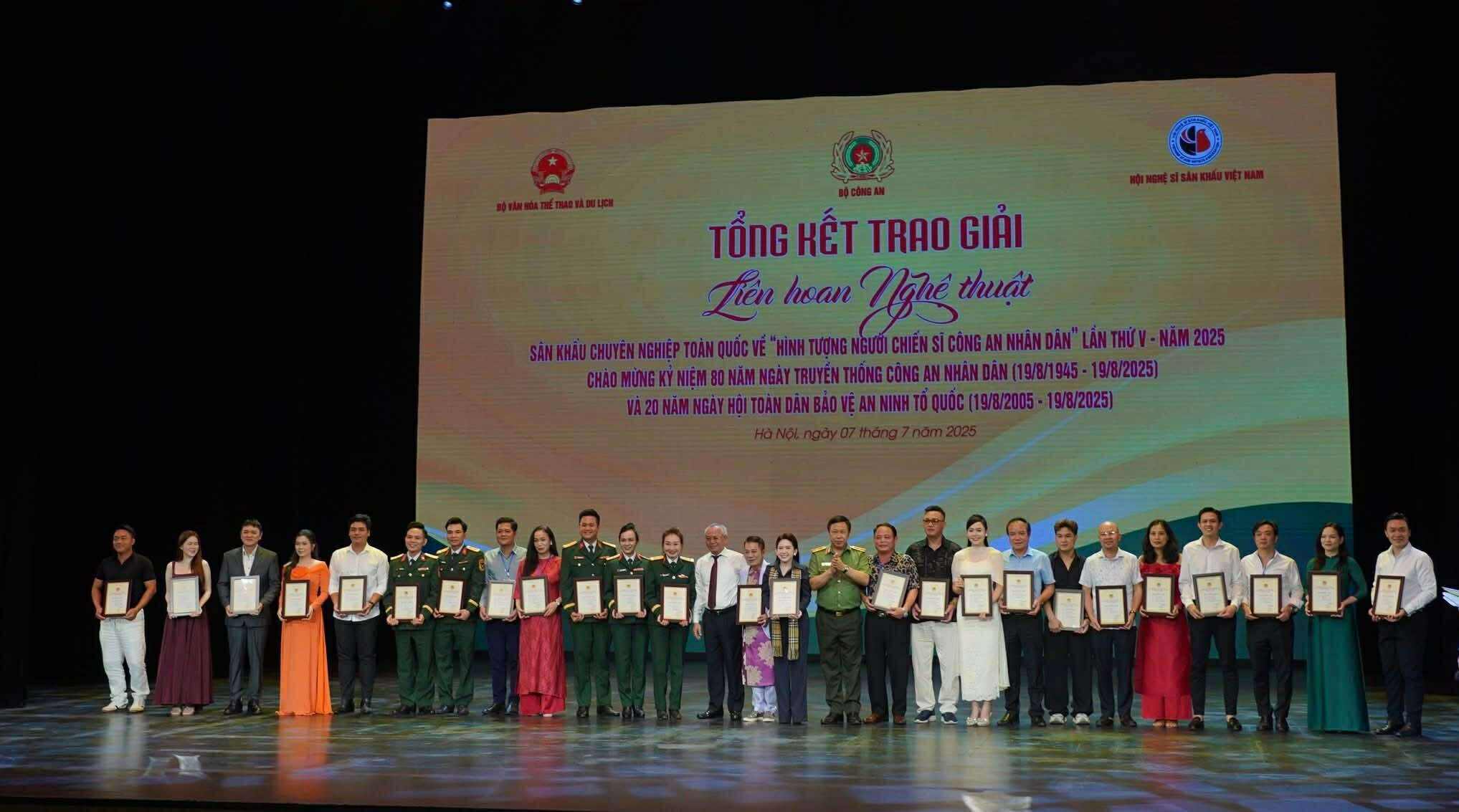Sân khấu Trương Hùng Minh thắng lớn tại Liên hoan sân khấu
