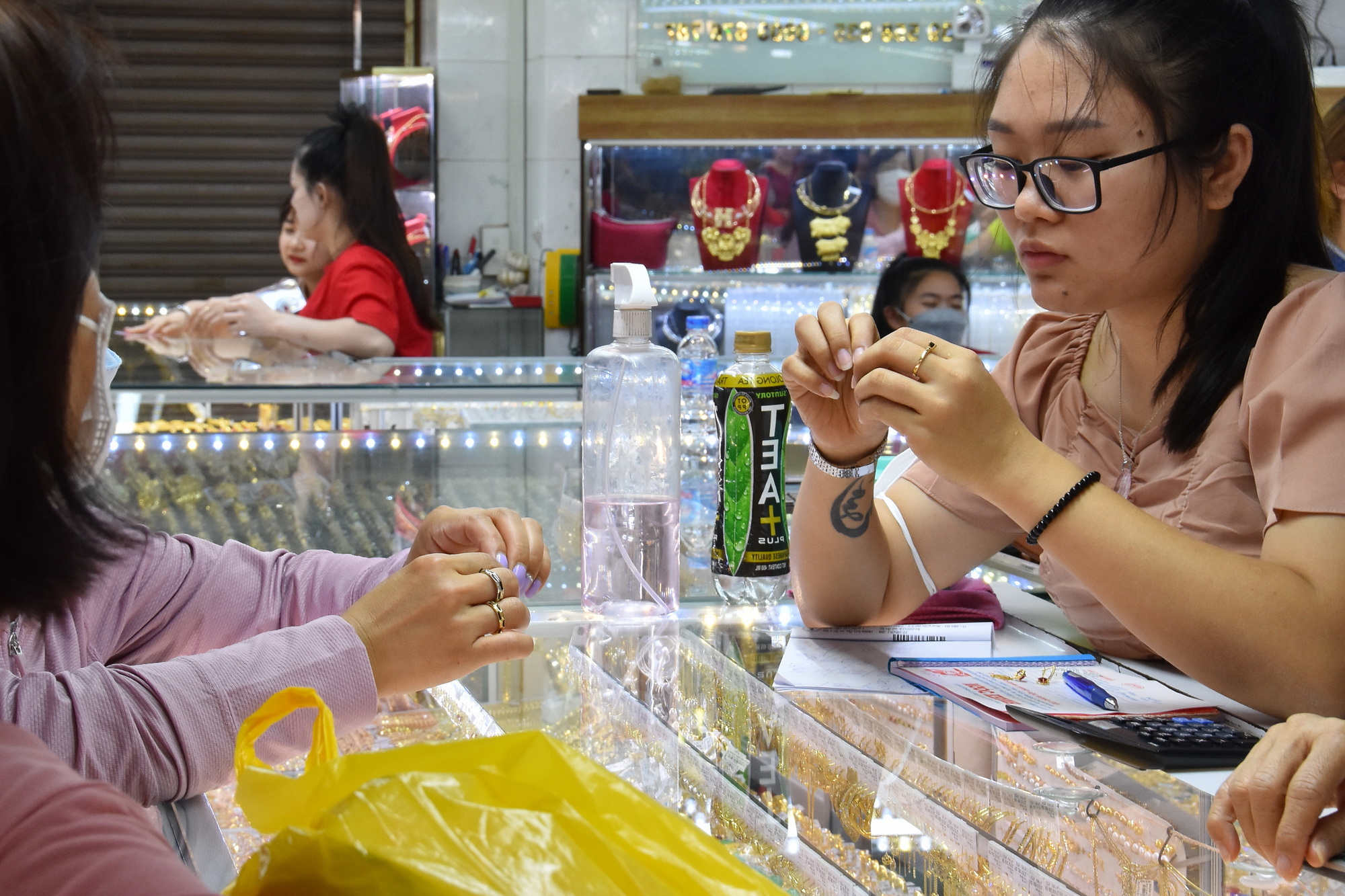 Harga emas hari ini 7-7: Baru dibuka dan turun tajam - Foto 2. Giá vàng hôm nay 7-7: Vừa mở cửa đã giảm mạnh- Ảnh 2.