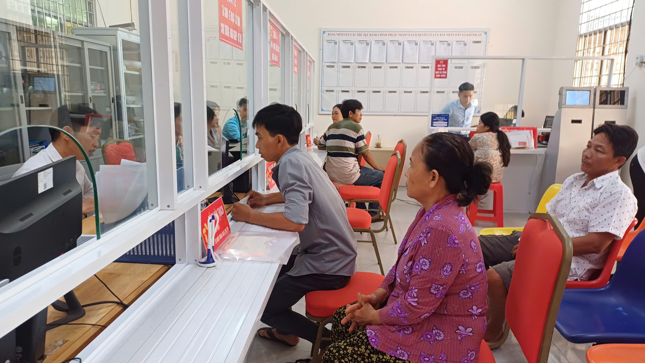 קא מאו: מדריך מהיר להליכים אדמיניסטרטיביים לאנשים - תמונה 1. Cà Mau: Hướng dẫn thủ tục hành chính nhanh chóng cho Người dân - Ảnh 1.