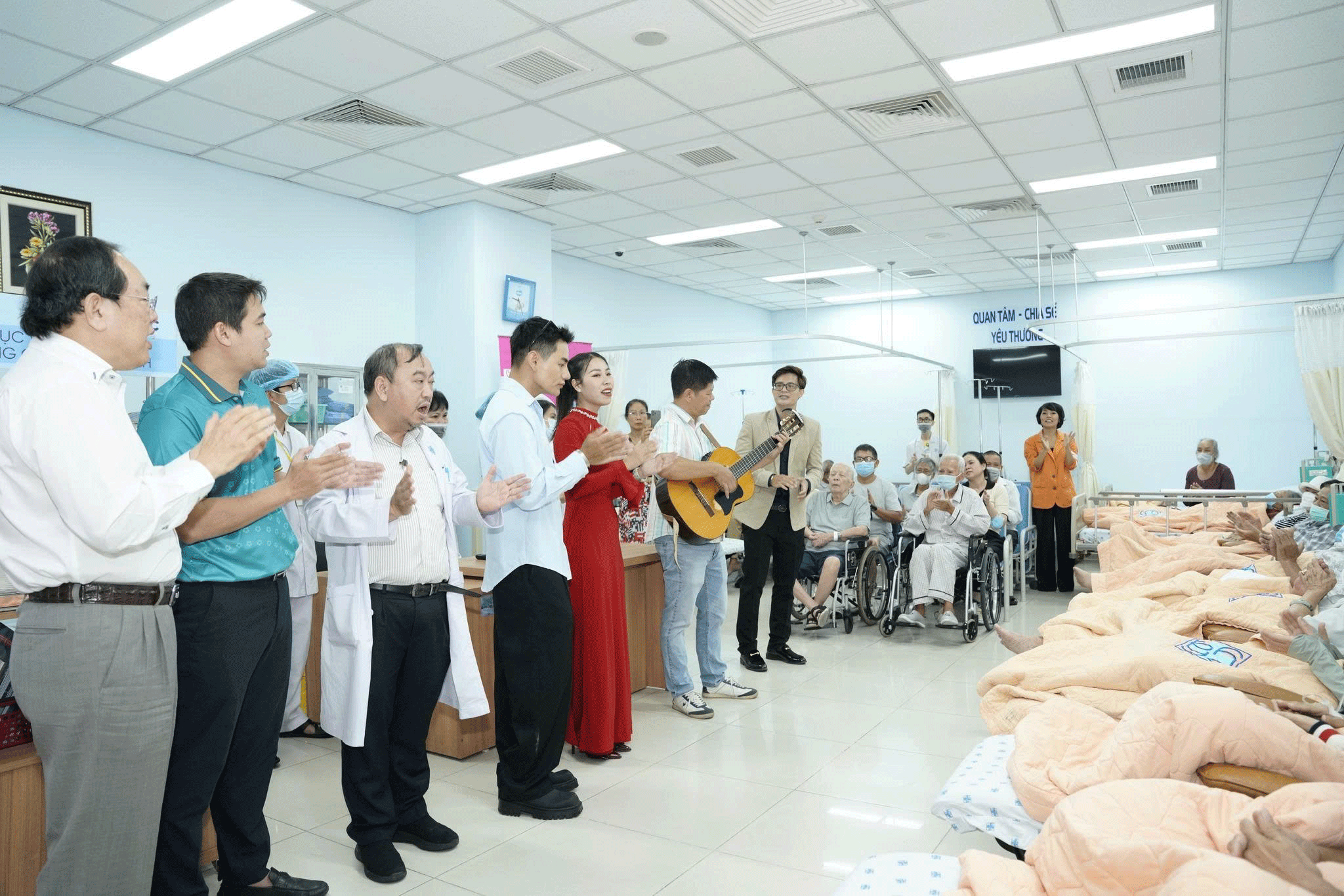Nụ cười nở trên môi người bệnh - Ảnh 1.