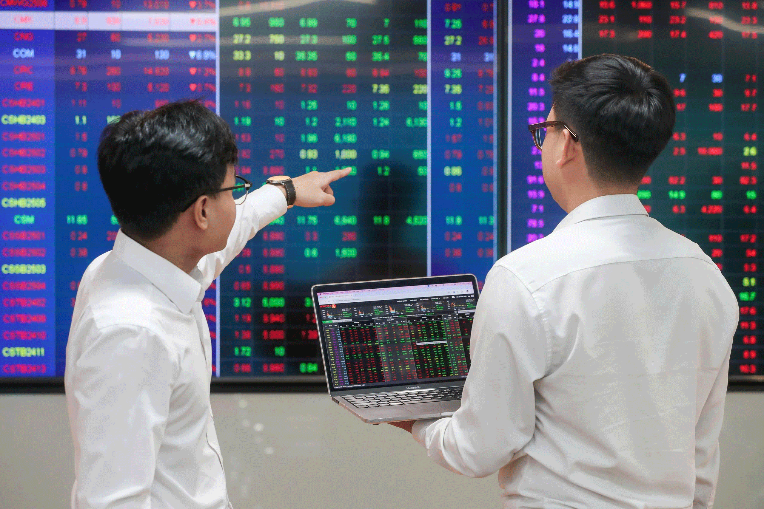Chứng khoán bùng nổ trở lại - Ảnh 1.